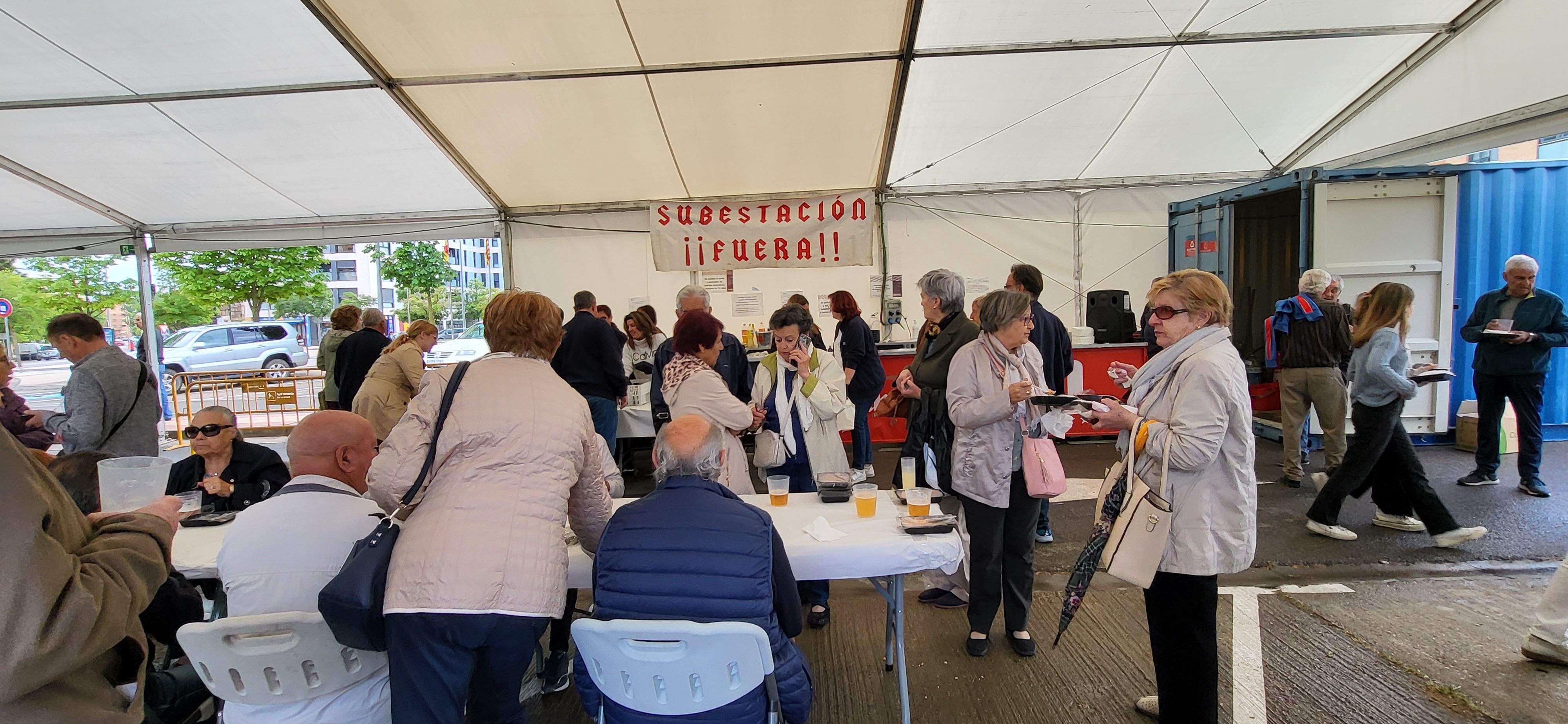 Reparto de migas en las fiestas de María Auxiliadora de Huesca.