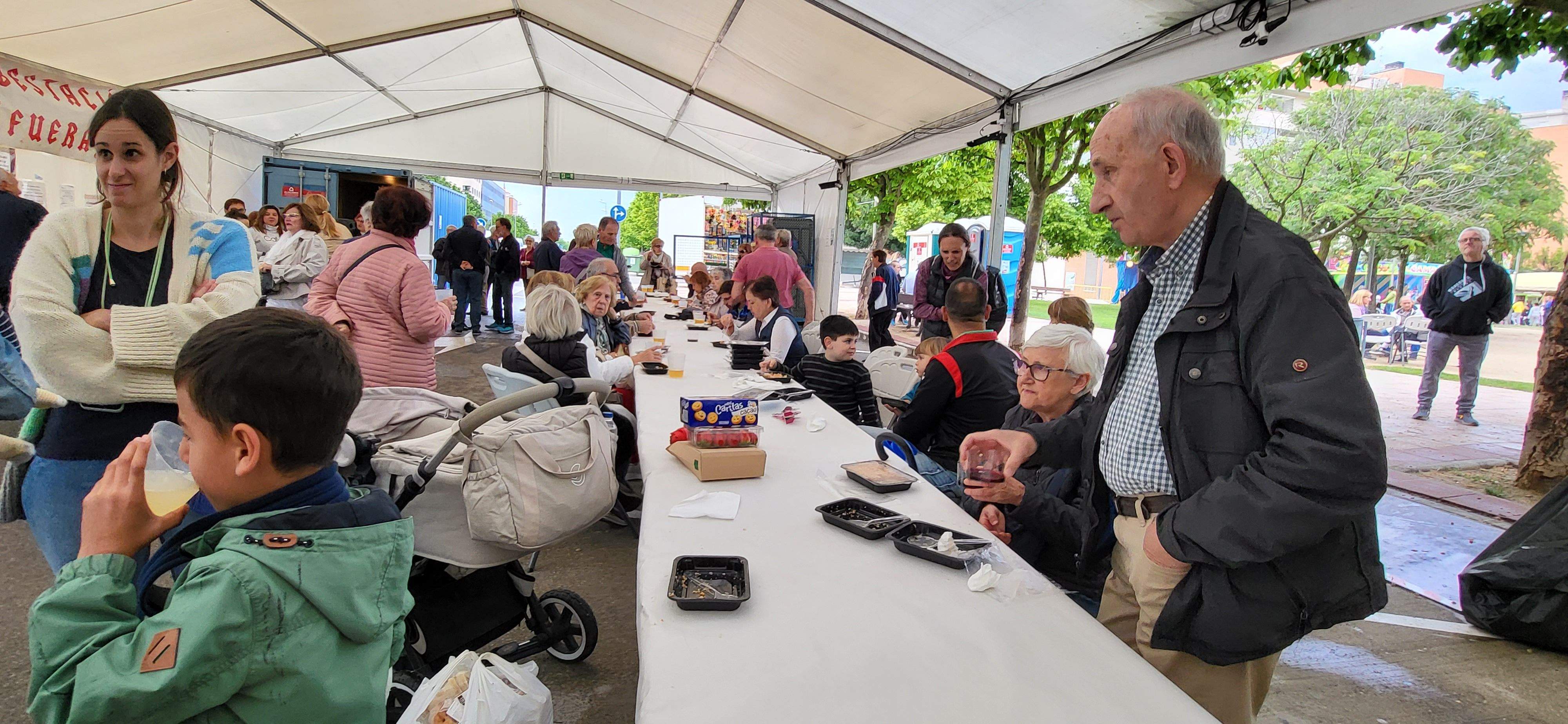 Reparto de migas en las fiestas de María Auxiliadora de Huesca.