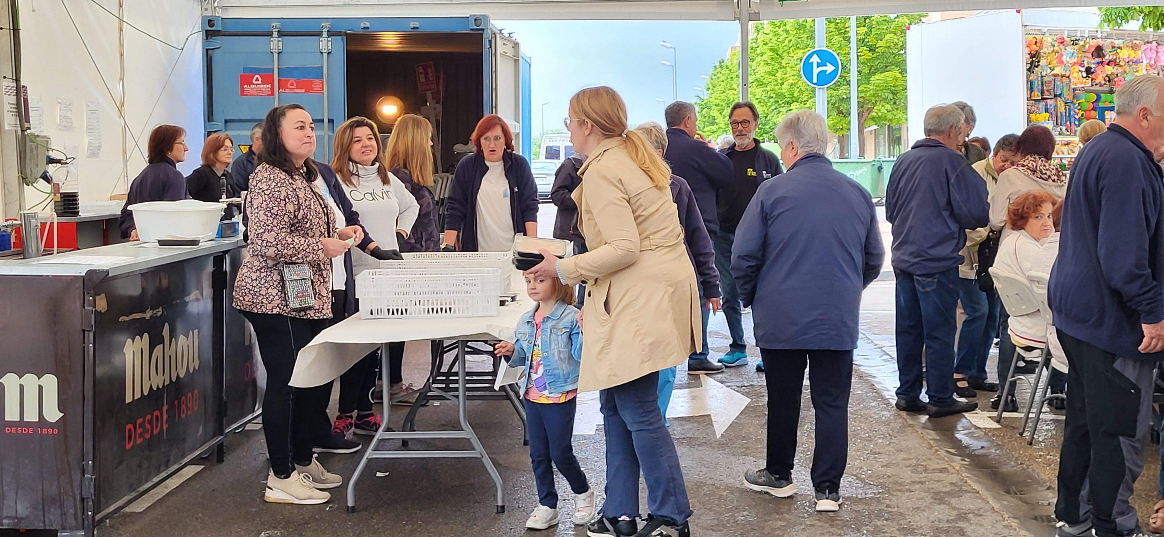 Reparto de migas en las fiestas de María Auxiliadora de Huesca.