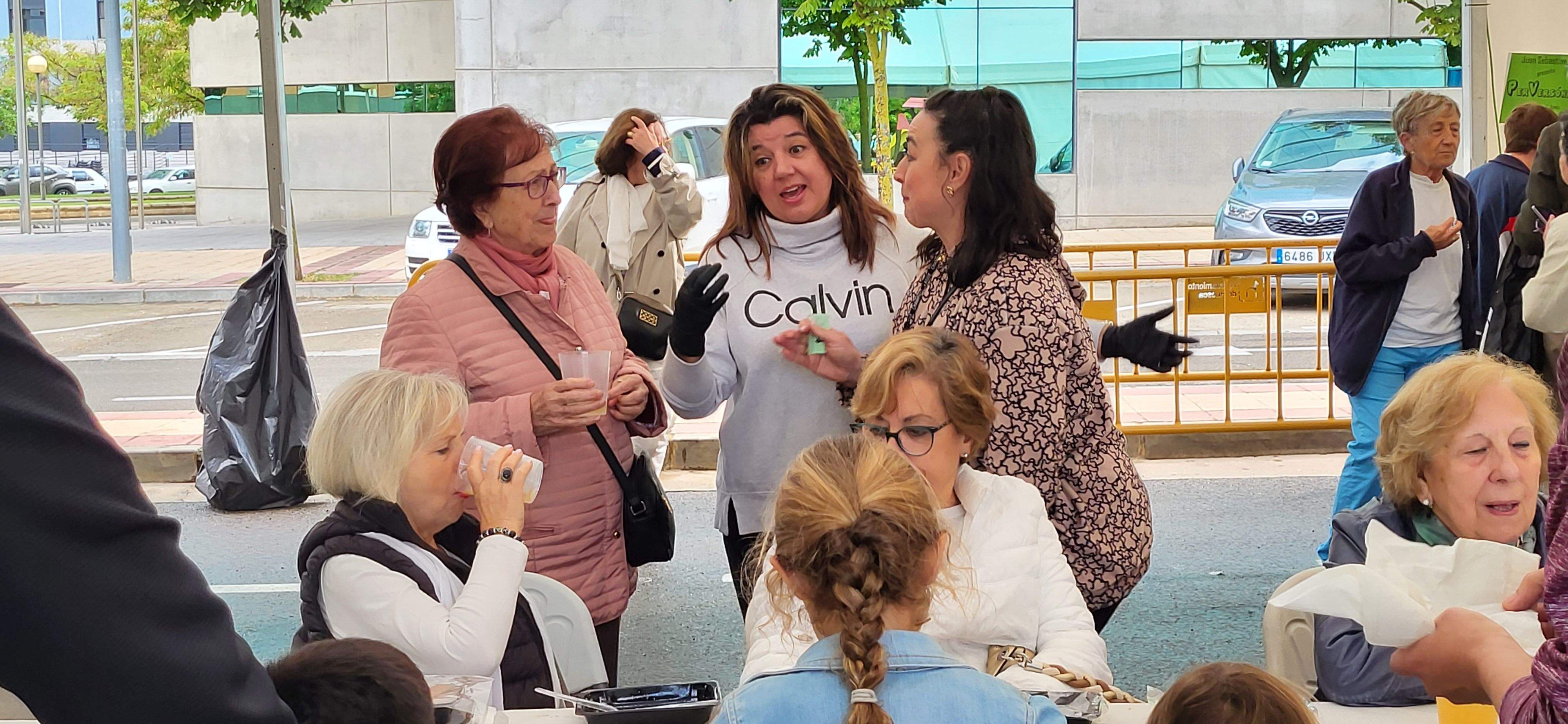 Reparto de migas en las fiestas de María Auxiliadora de Huesca.