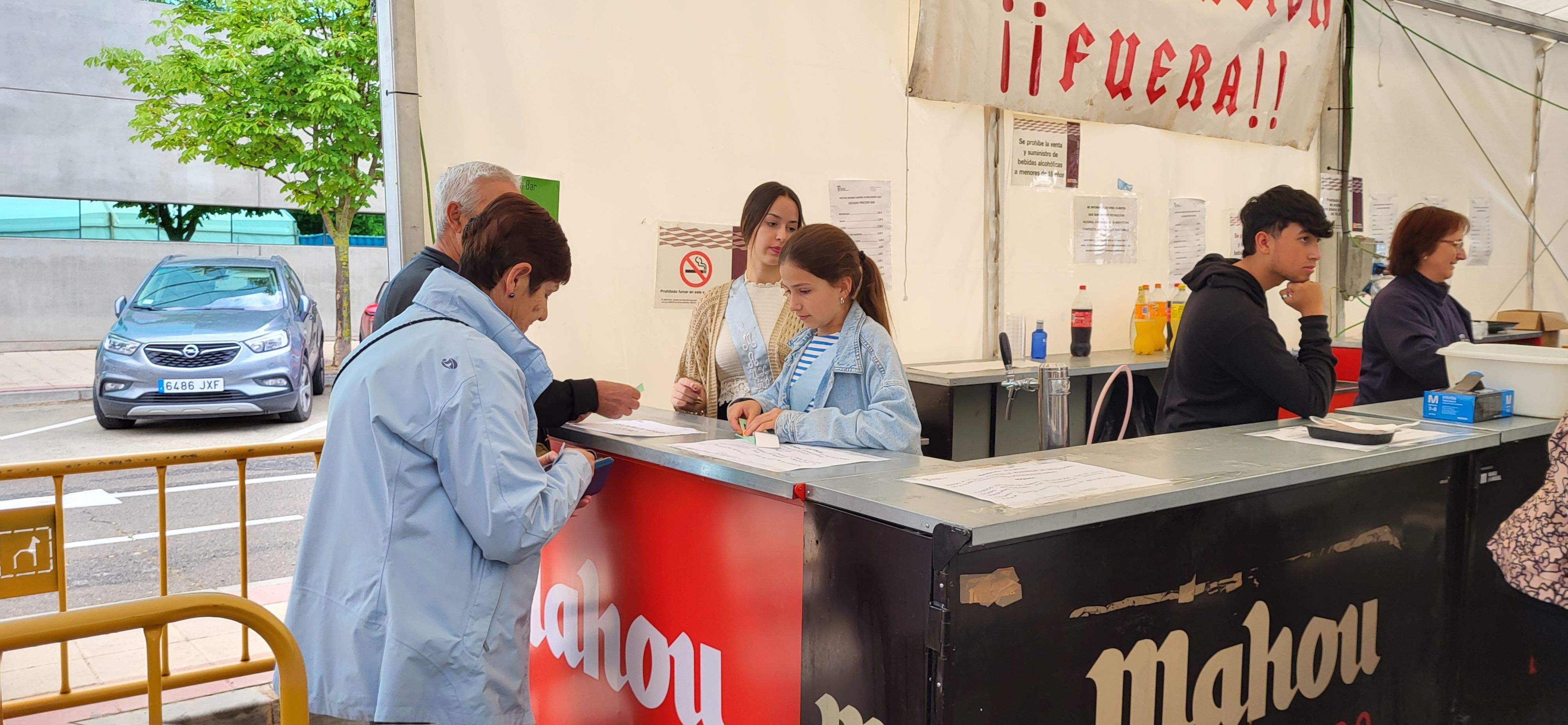 Reparto de migas en las fiestas de María Auxiliadora de Huesca.
