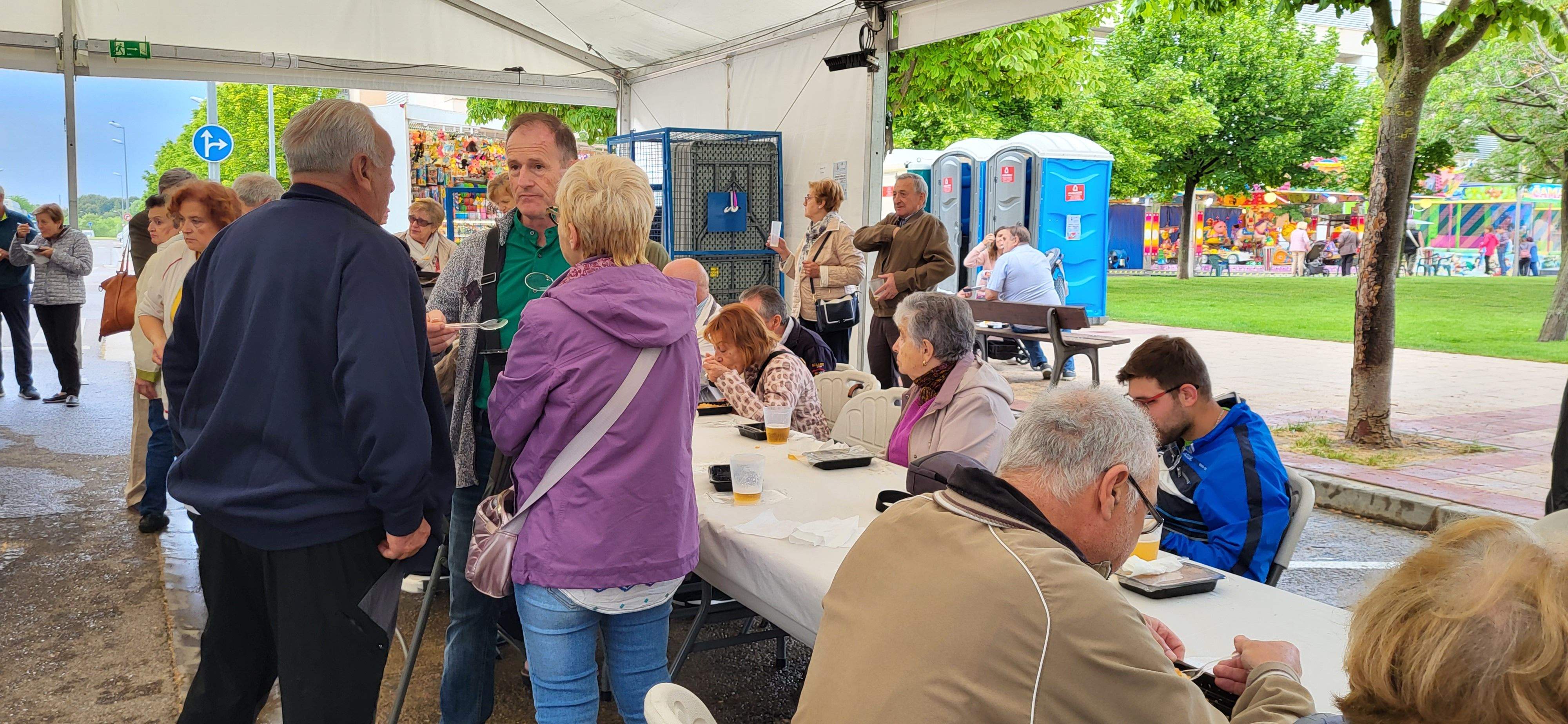 Reparto de migas en las fiestas de María Auxiliadora de Huesca.