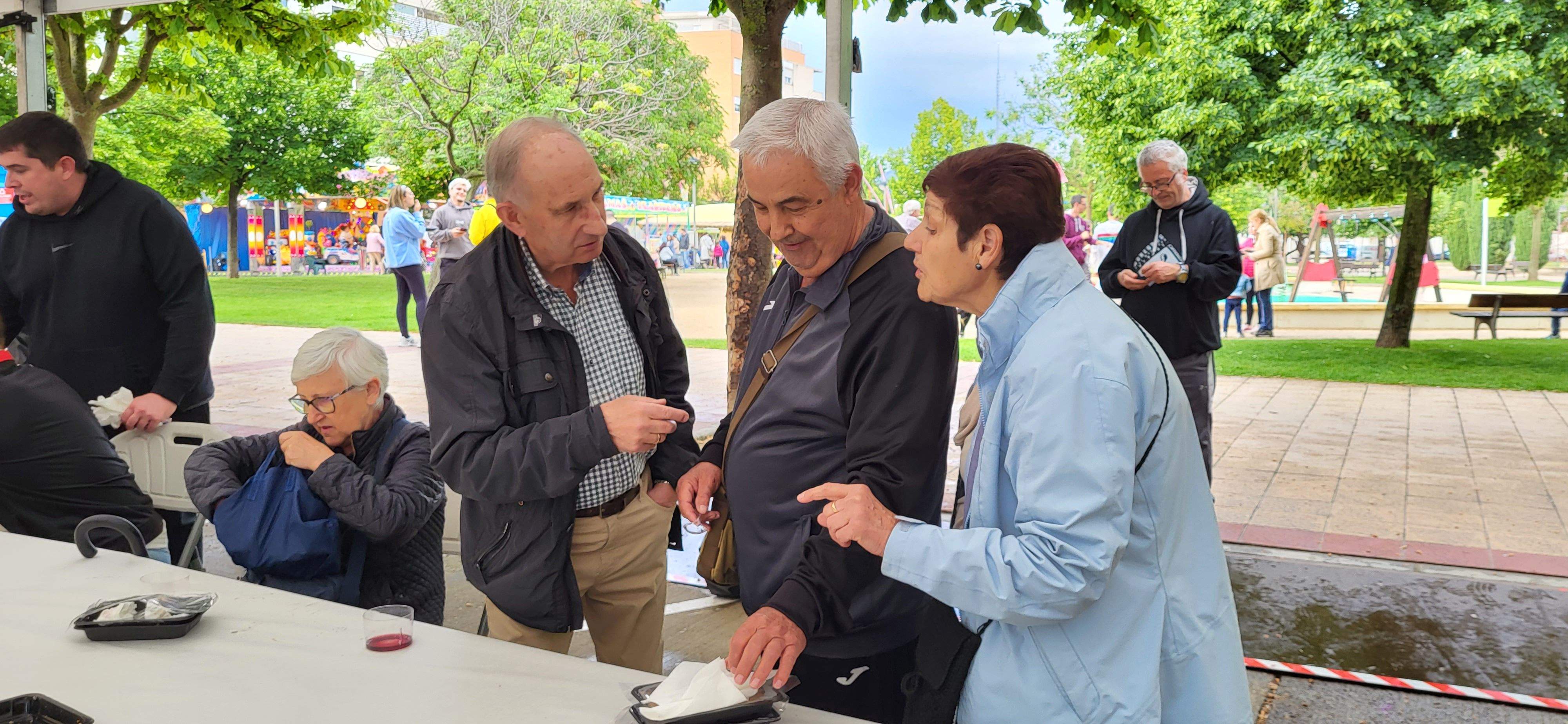 Reparto de migas en las fiestas de María Auxiliadora de Huesca.