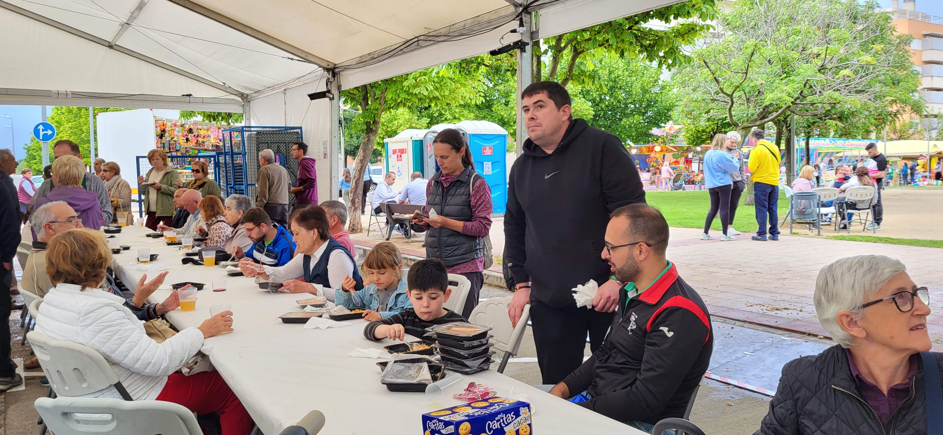 Reparto de migas en las fiestas de María Auxiliadora de Huesca.