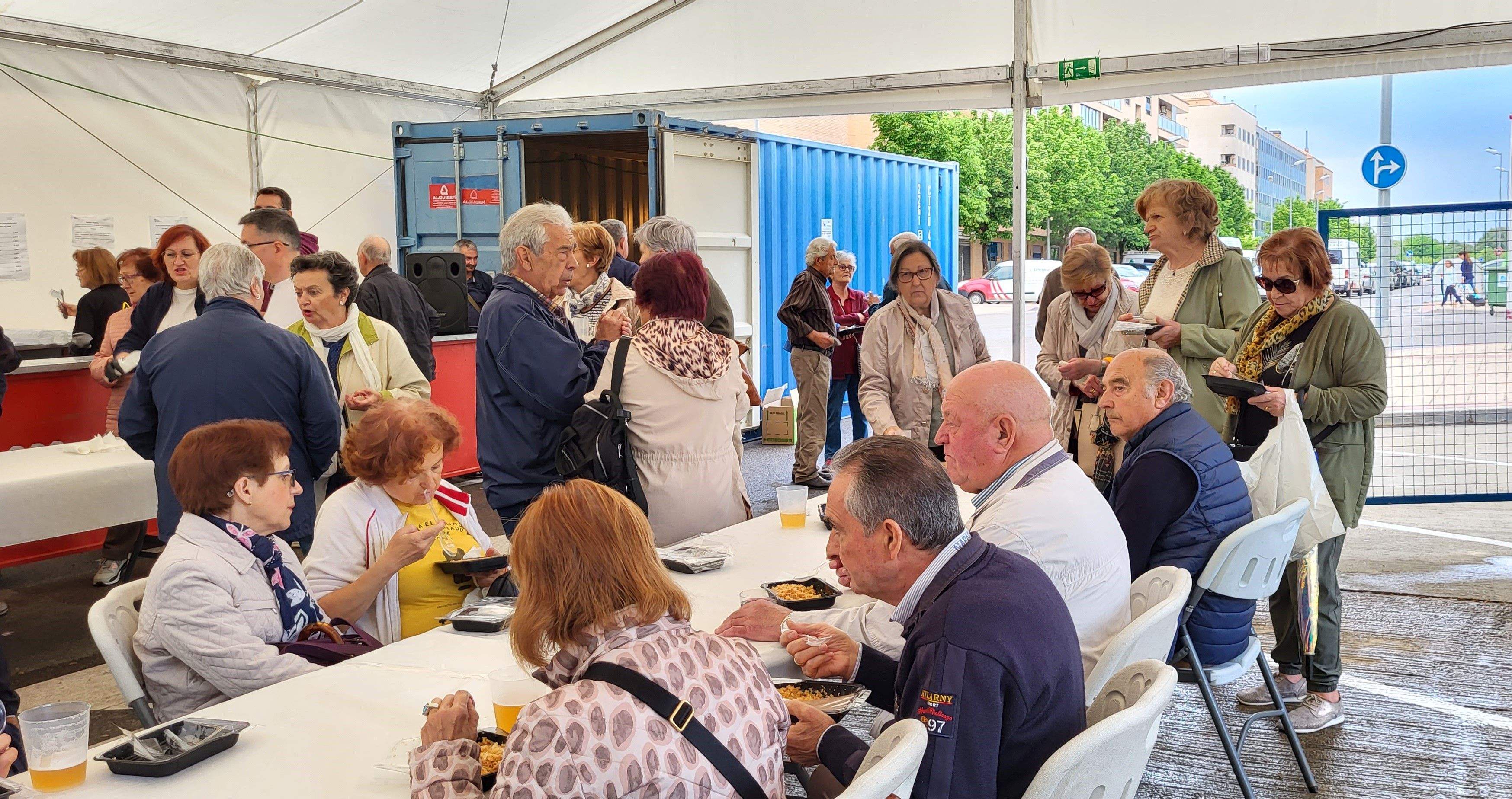 Reparto de migas en las fiestas de María Auxiliadora de Huesca.