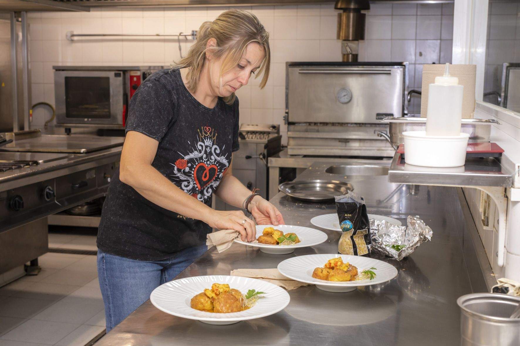 Pilar Liesa, terminando de preparar su plato.