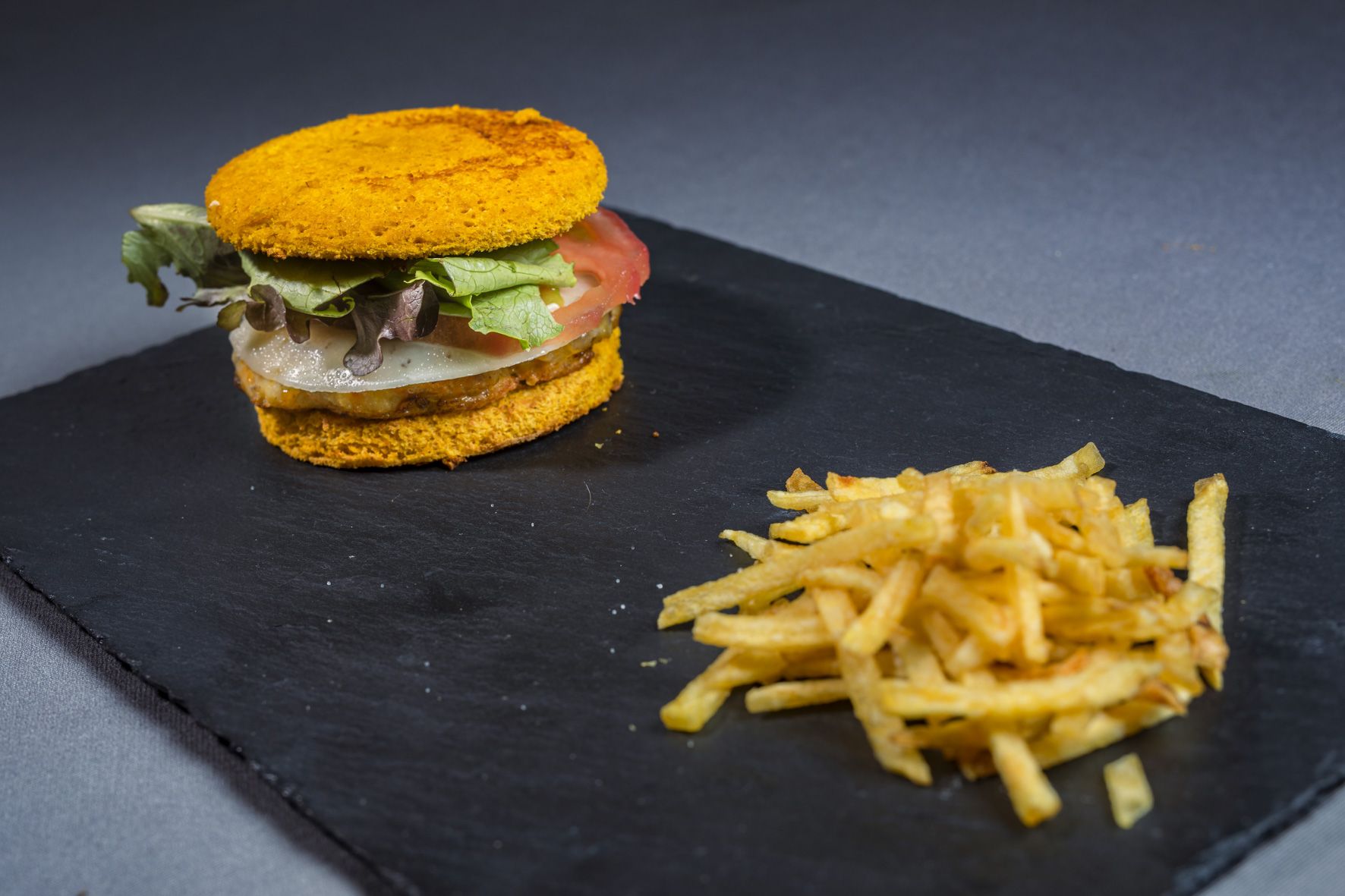 2ª Aficionados Paula Forneri Hamburguesa de dorada. Foto Xavier d'Arquer