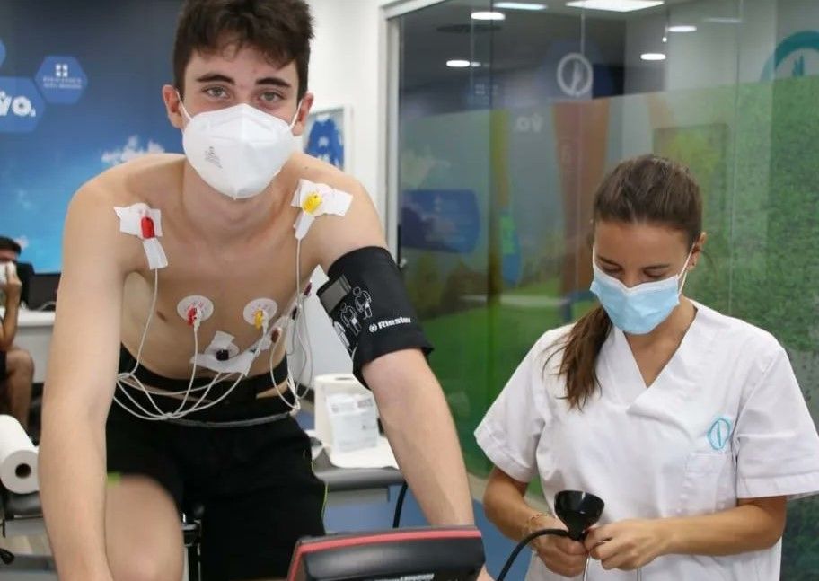 Un jugador pasa revisión médica en la consulta Fernando Sarasa. 