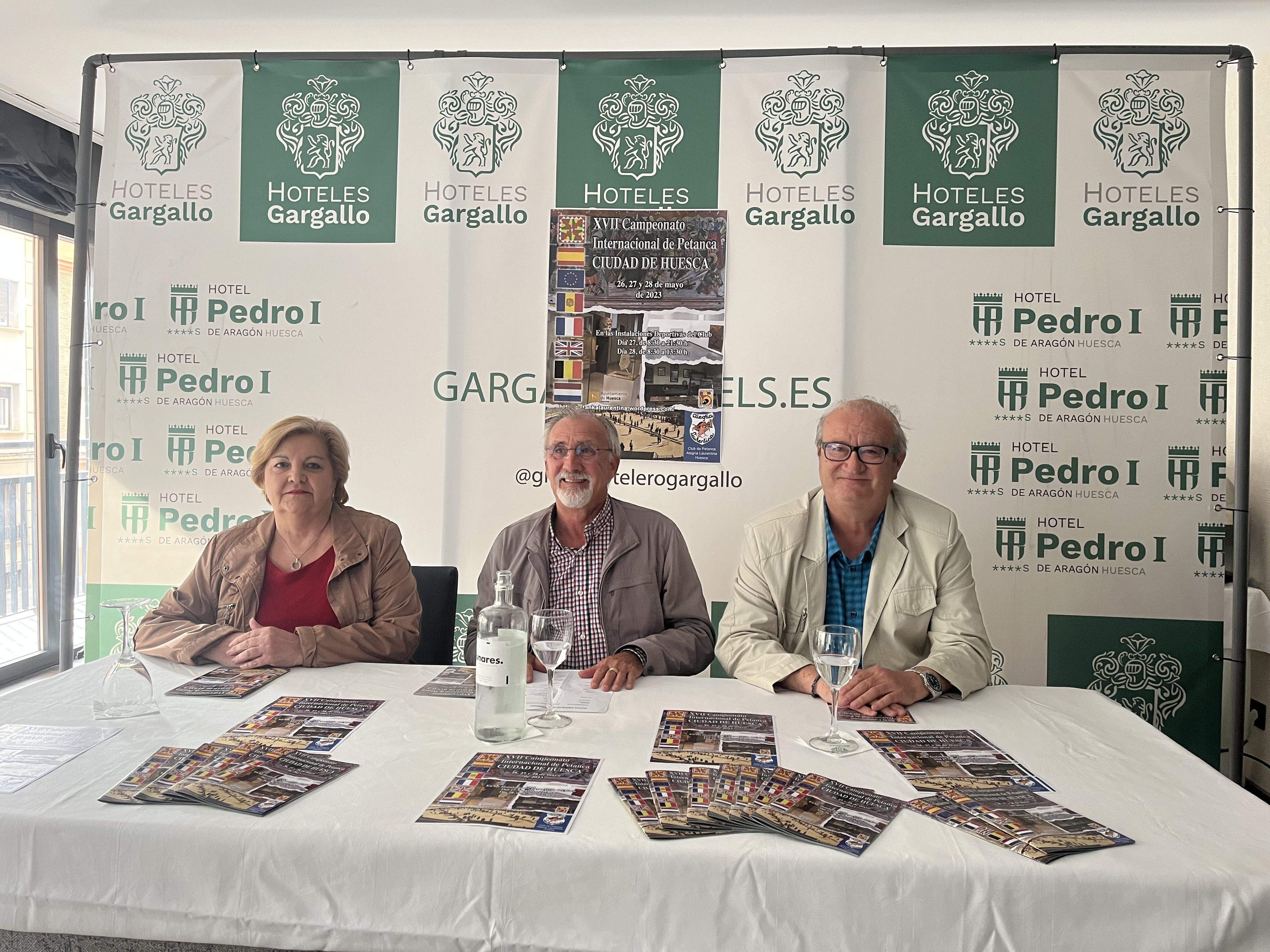Ana Yagüe, vicepresidente del club; Carlos García, presidente; y José María Romance, concejal de Deportes, en la presentación del Torneo Internacional de Petanca Ciudad de Huesca. Foto: Adrián Mora