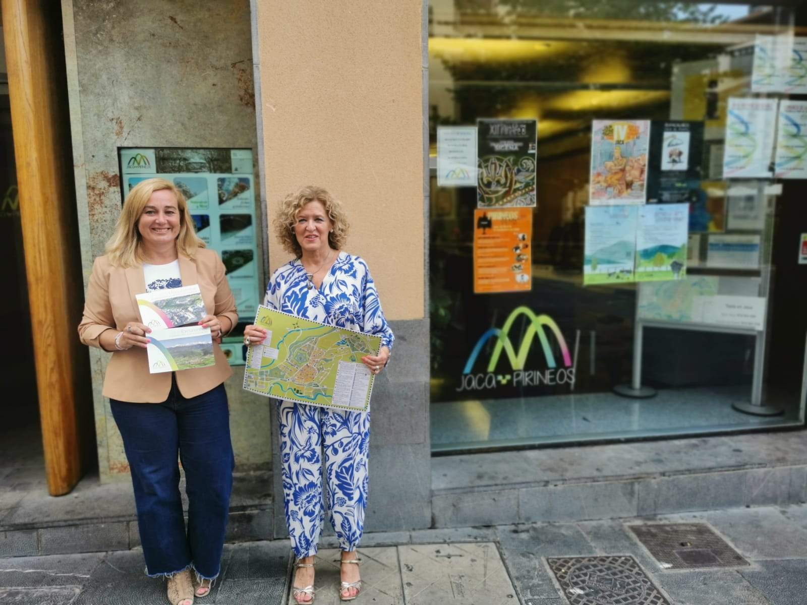 La concejal delegada de Turismo de Jaca, Olvido Moratinos y la directora de la oficina, María José Jarne.
