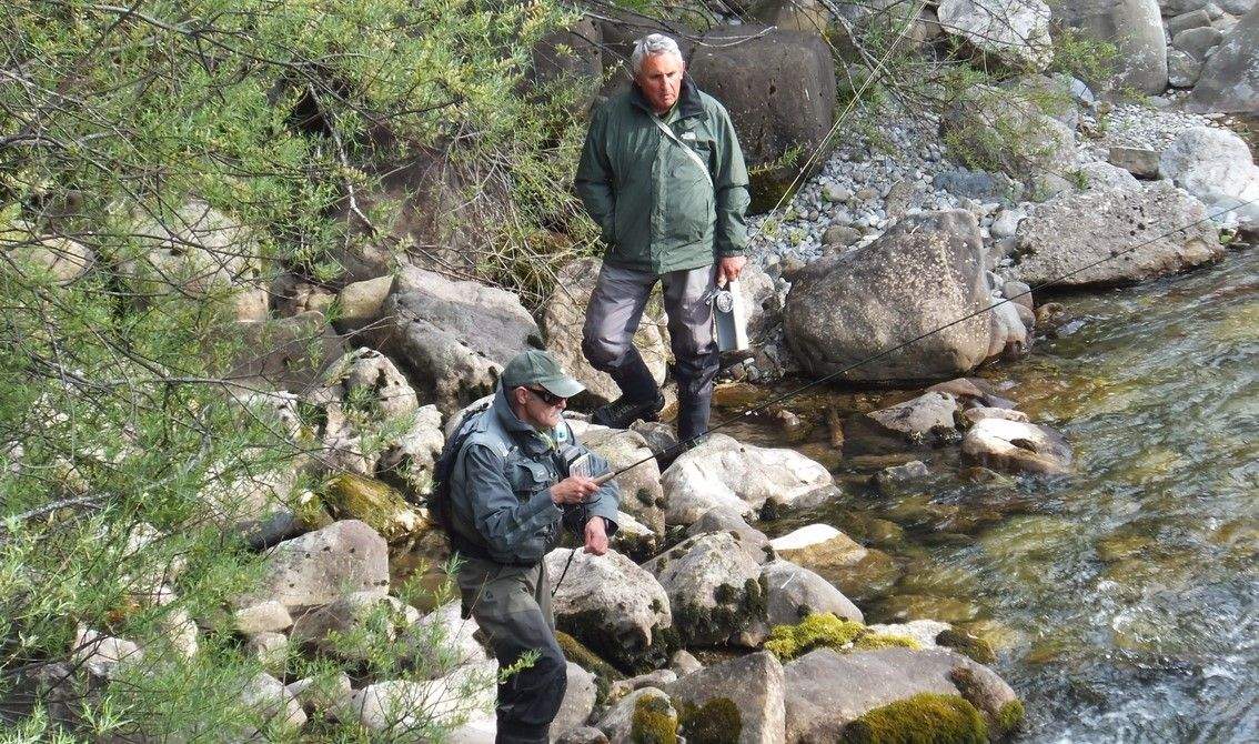 José Luis Sasot, de Pescadores del Pirineo en plena pesca y control Miguel Sadaba de Mayencos en el Provincial de Salmónidos Mosca en Villanúa