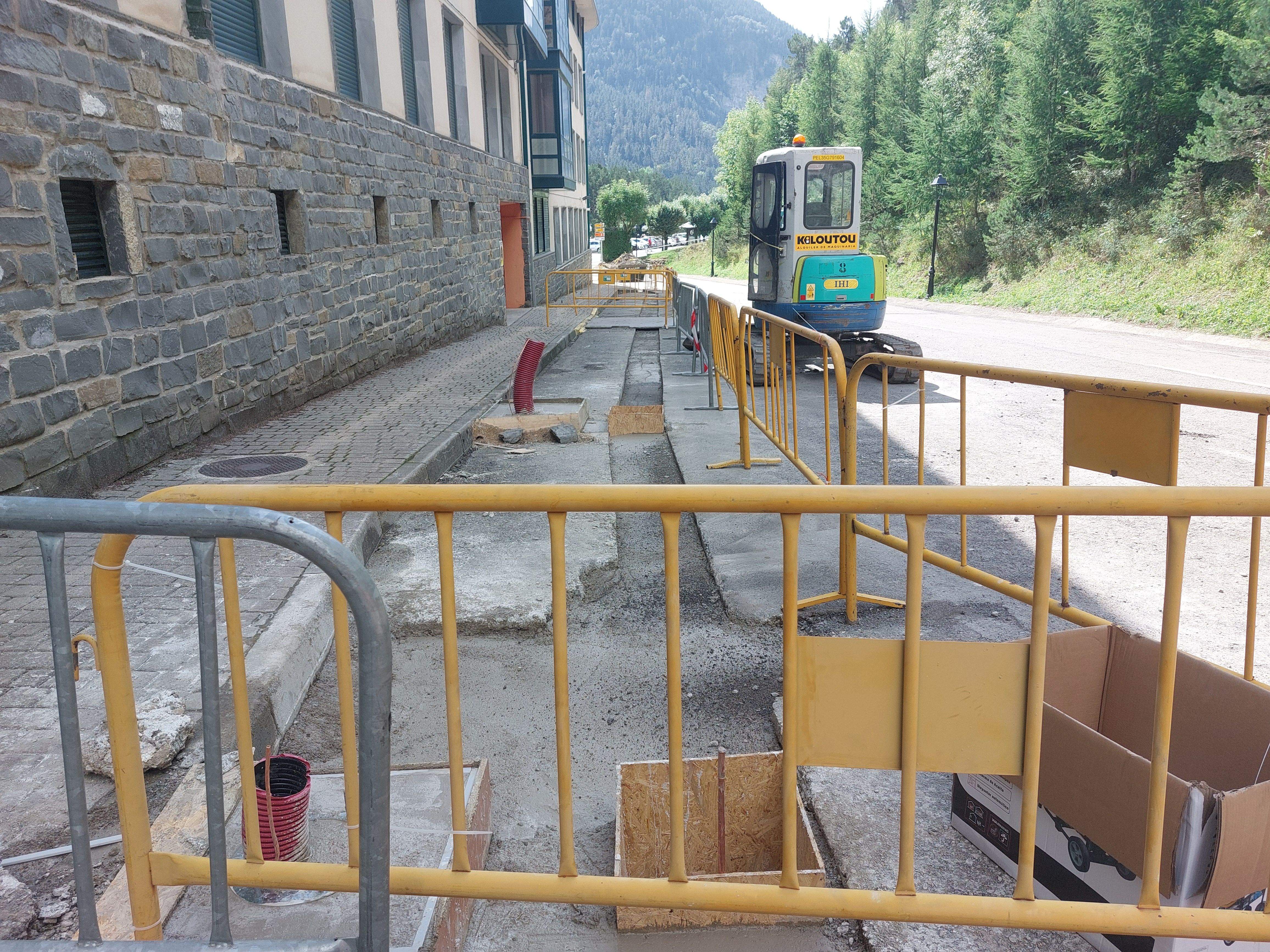 Obras para la ubicación de postes eléctricos, uno ultrarrápido