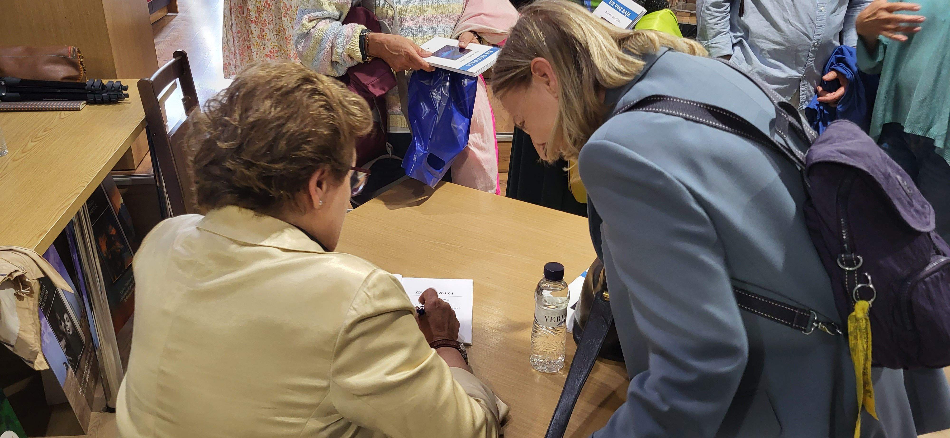 Presentación del libro "En voz baja" de Nati Mendiara en Másdelibros. Foto Myriam Martínez