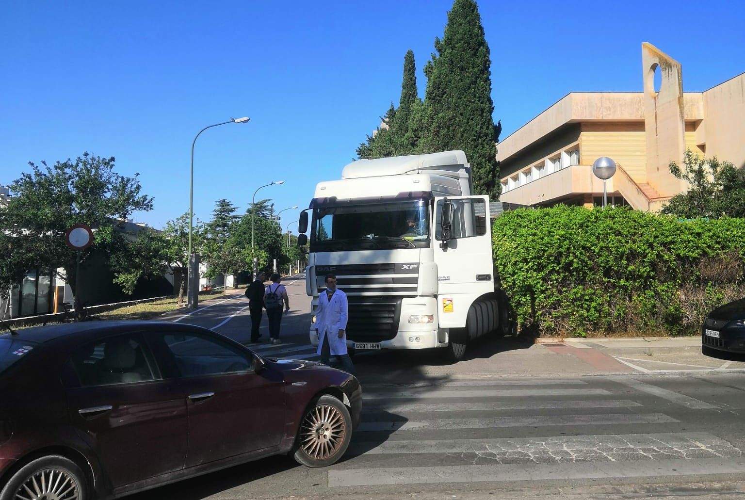Camión que quedó atascado recientemente en el acceso a Urgencias del Hospital San Jorge.