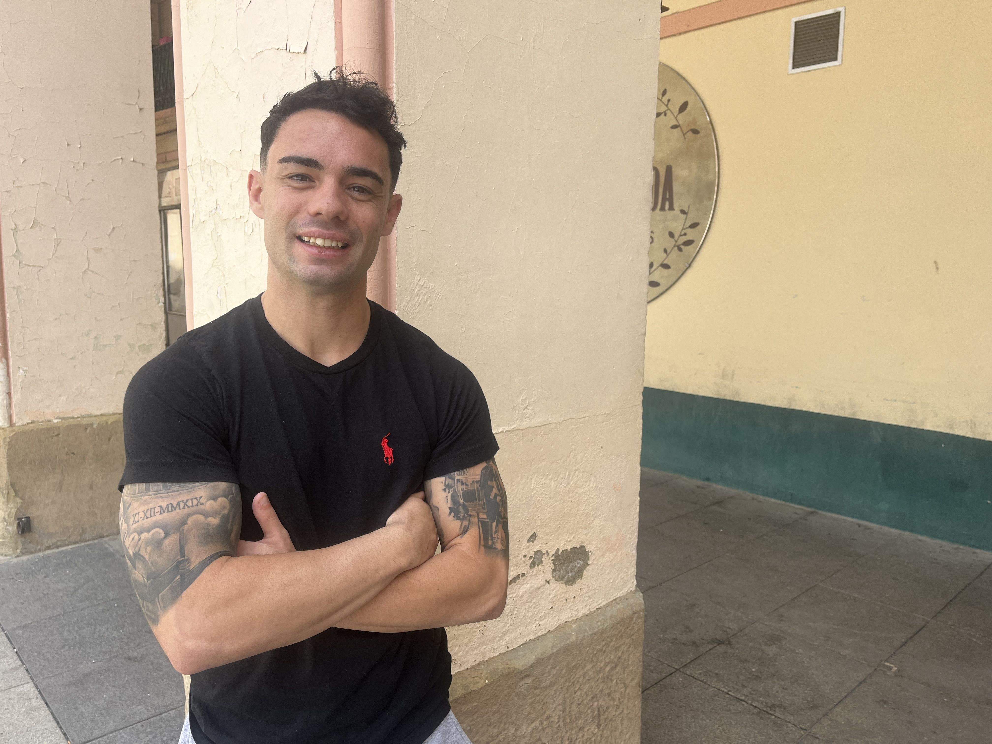 Pablo Gállego, sonriente, en la Plaza Luis López Allué. Foto: Adrián Mora