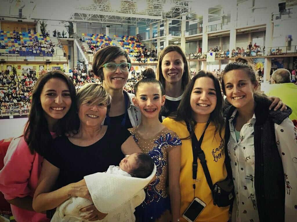 Inés Bergua, rodeada de entrenadoras del Club 90. Inés Bergua, rodeada de entrenadoras del Club 90.