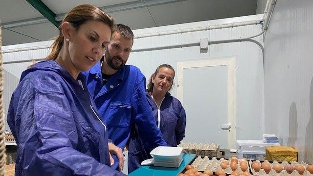 Jara Bernués ha abogado por eliminar las trabas burocráticas en su visita a la granja de huevos ecológicos Gazol.