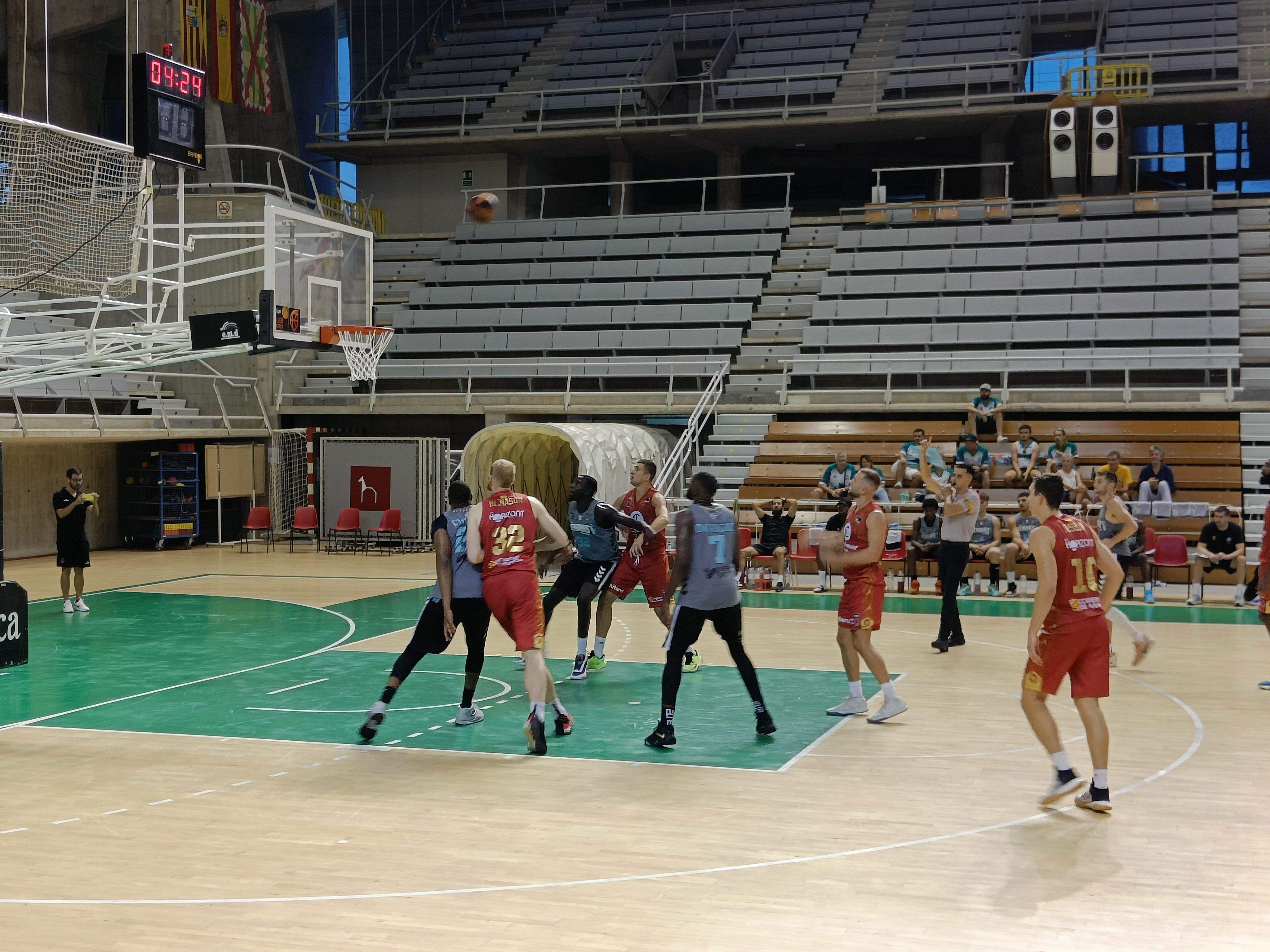 Un momento del amistoso entre Casademont y Pau en el Palacio de los Deportes de Huesca. FOTO: YASEN MALKI
