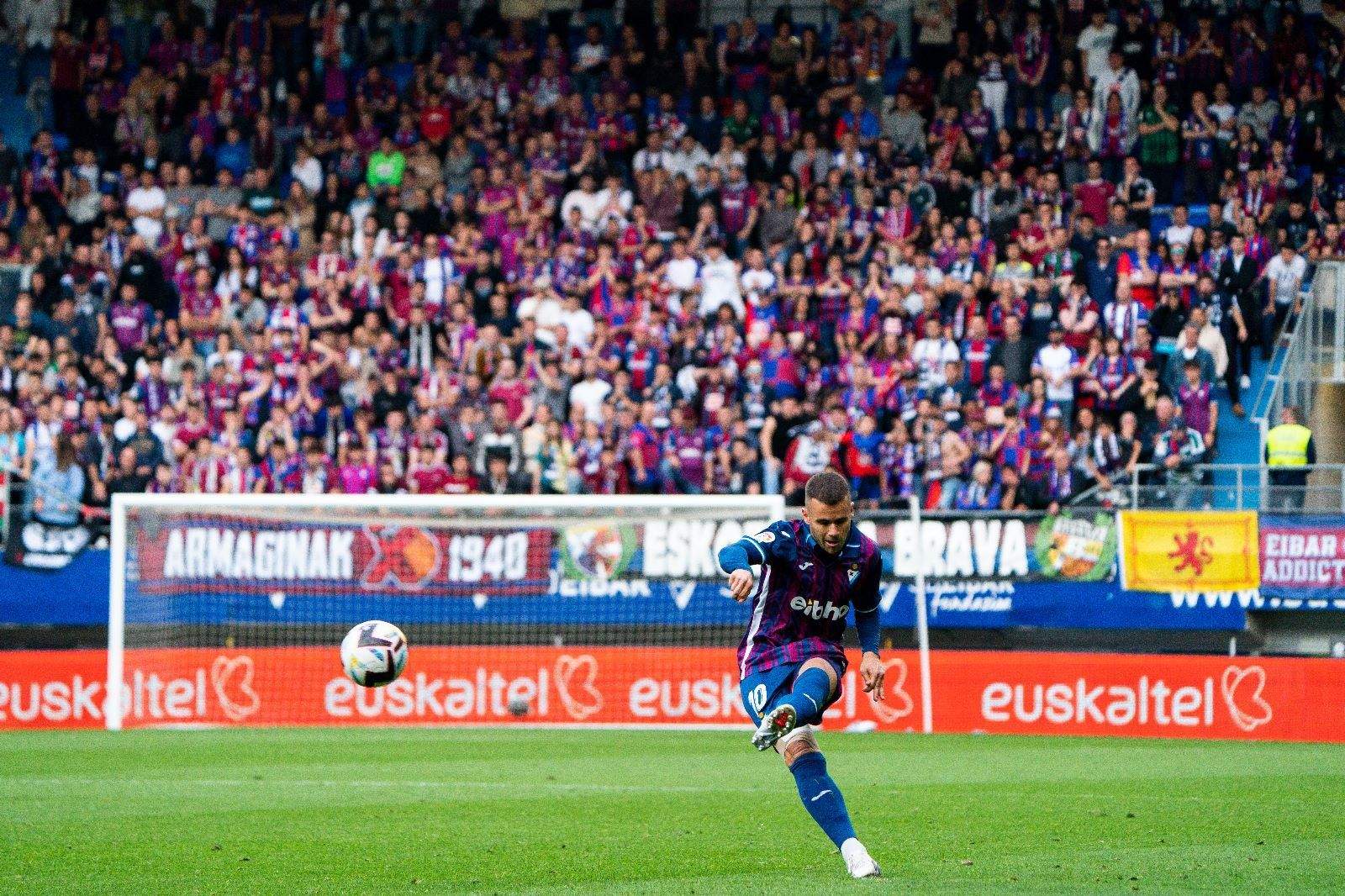 Imagen de Ipurúa con la afición del Eibar. 