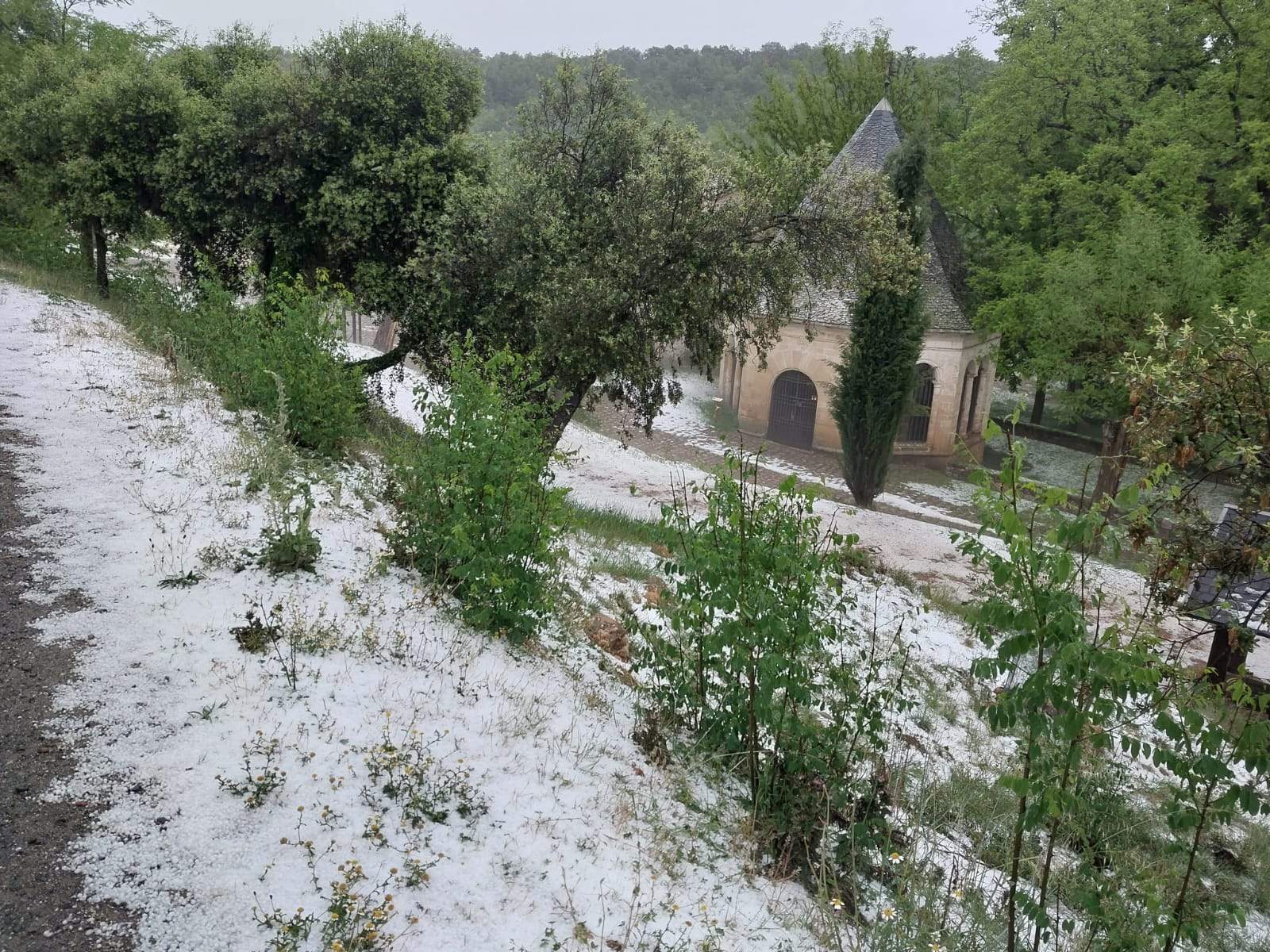 La tormenta acompañada de granizo ha dejado cubierta de blanco la localidad.