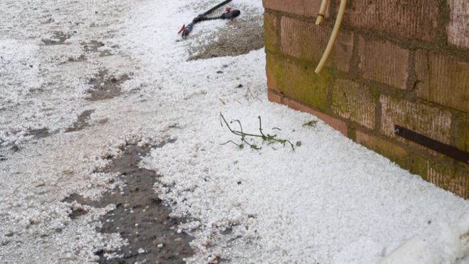Granizo que ha caído este miércoles en Benabarre. Granizo que ha caído este miércoles en Benabarre.