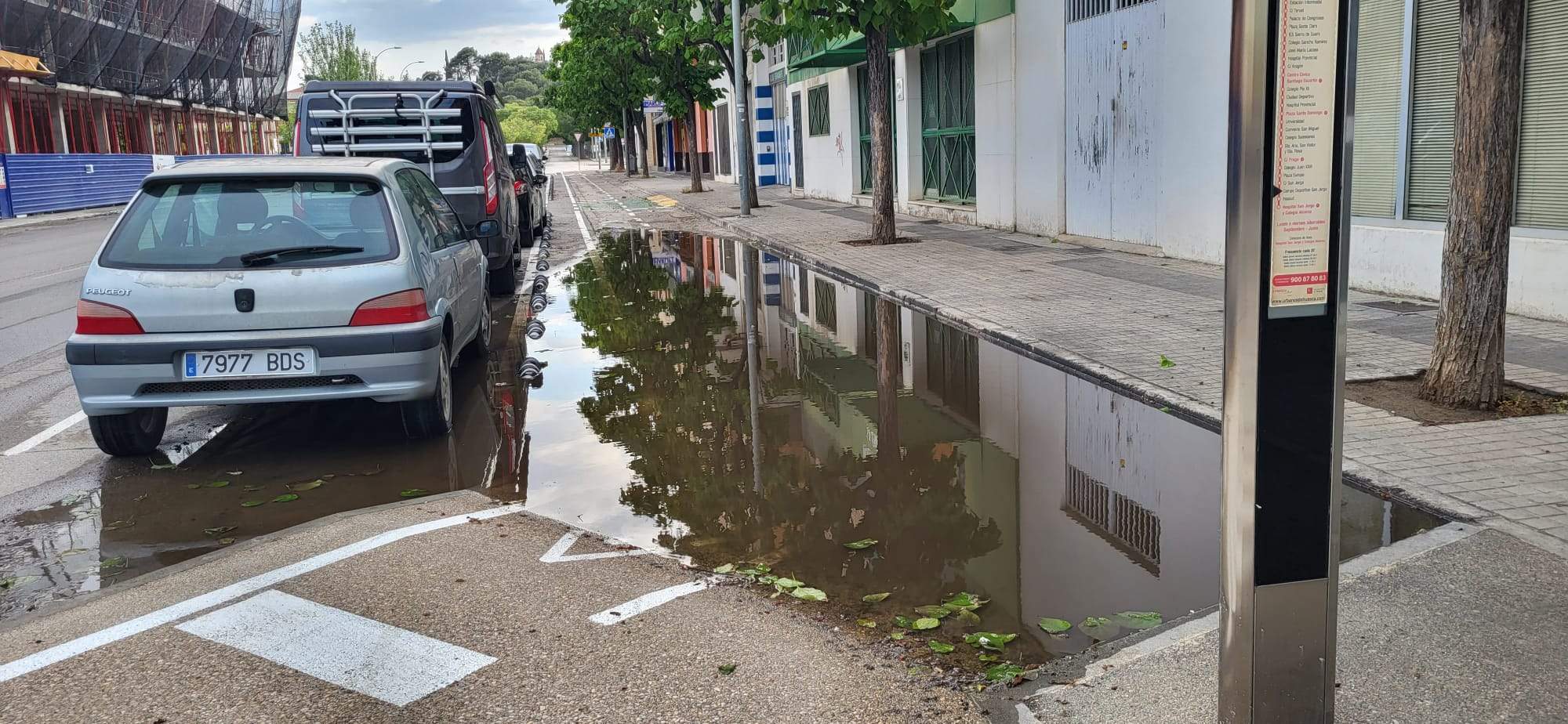Carril bici inundado tras la lluvia en la calle San Jorge.