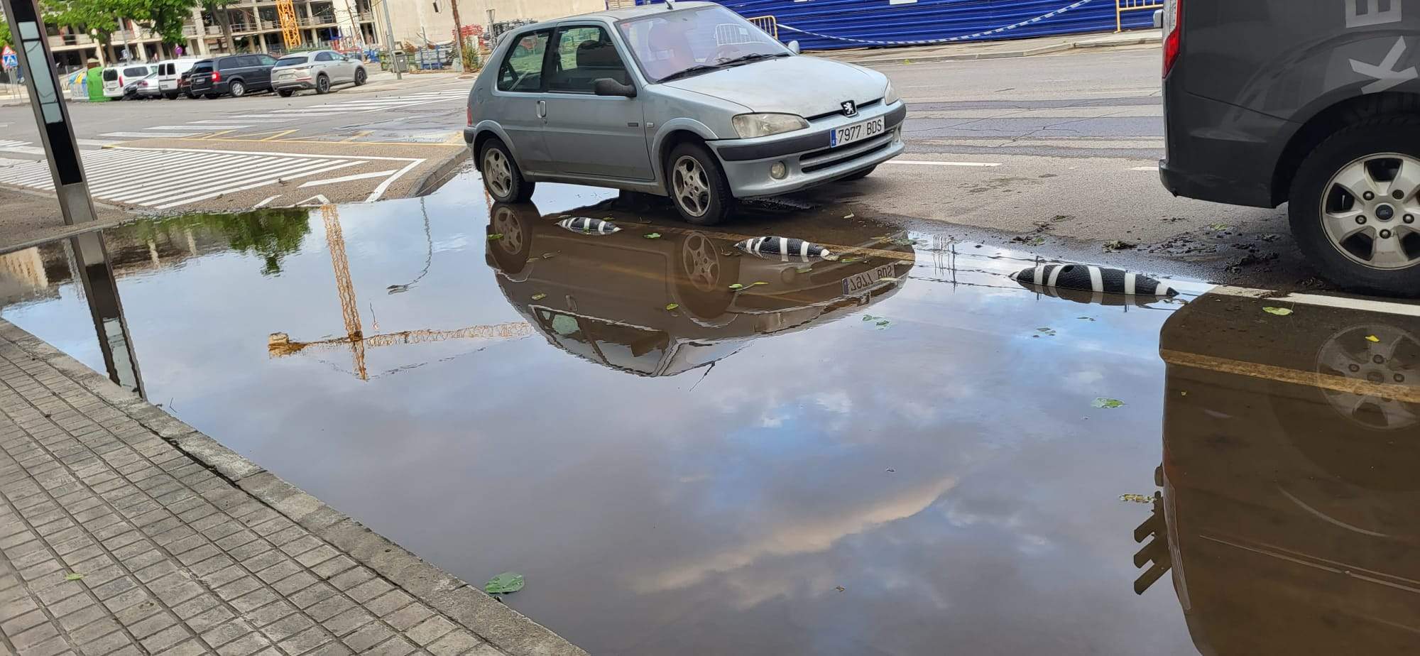 Tramo del nuevo carril bici en la calle San Jorge inundados tras la lluvia.