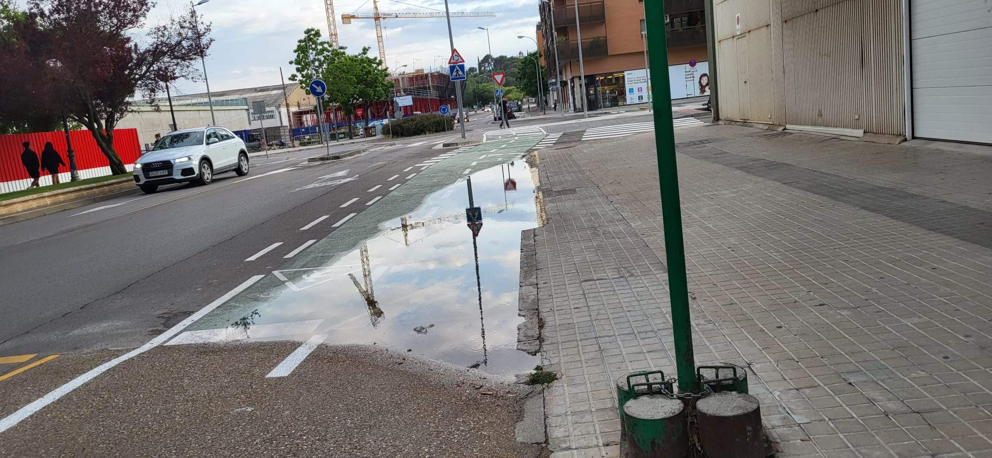 Tramo del nuevo carril bici en la calle San Jorge inundados tras la lluvia.