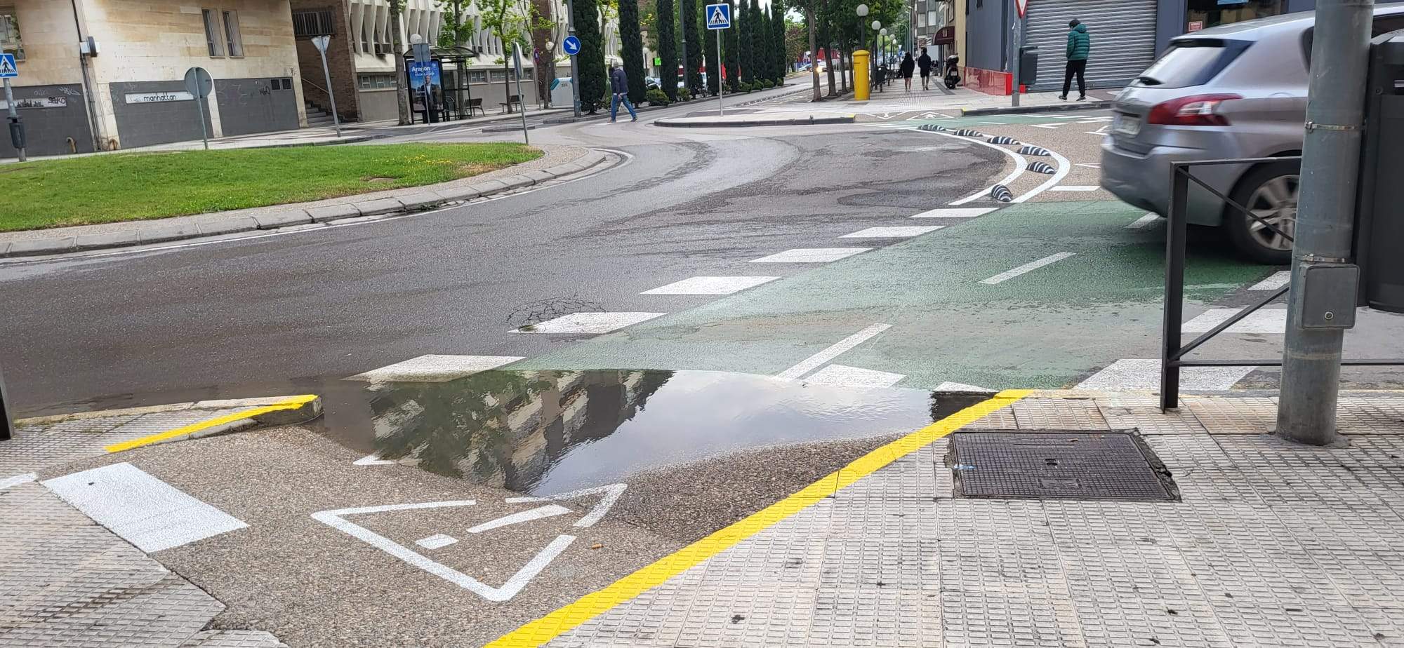 Tramo del nuevo carril bici en la calle San Jorge inundados tras la lluvia.