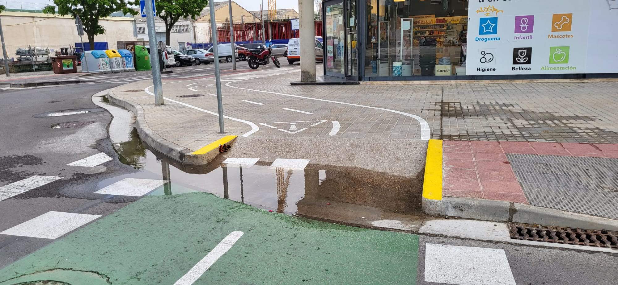 Tramo del nuevo carril bici en la calle San Jorge inundados tras la lluvia.