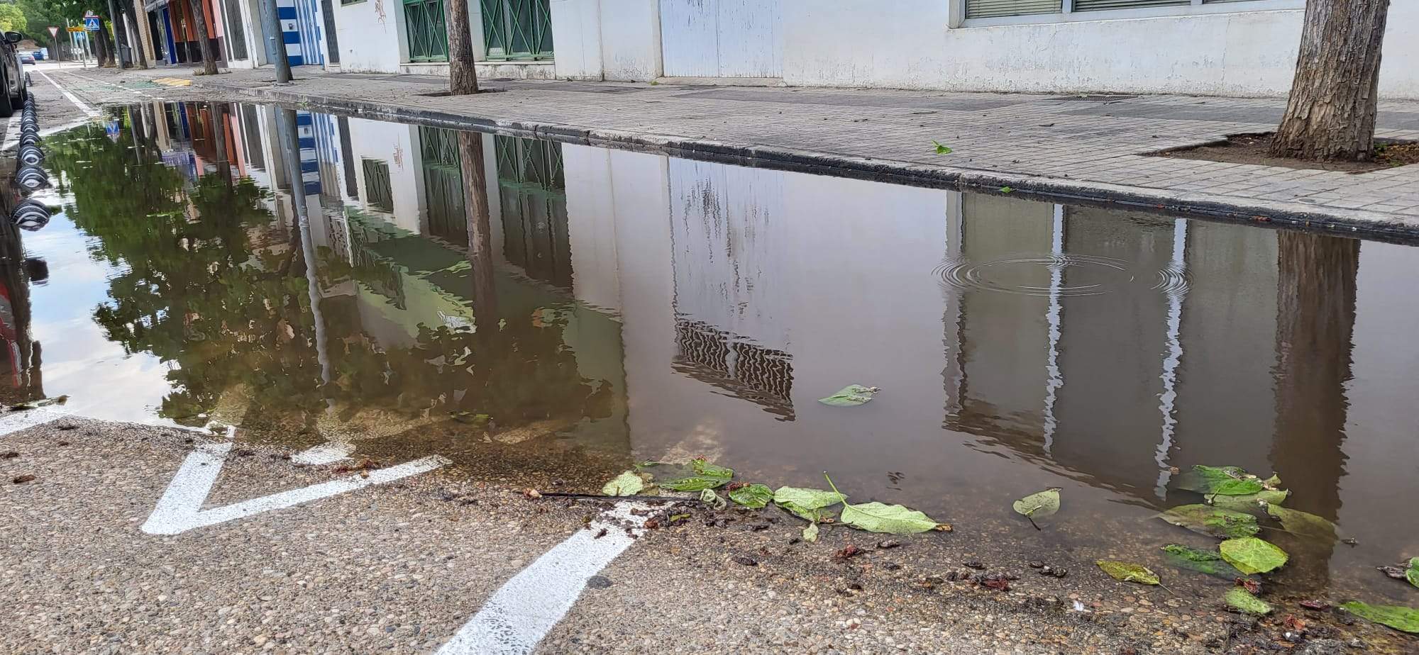 Tramo del nuevo carril bici en la calle San Jorge inundados tras la lluvia.