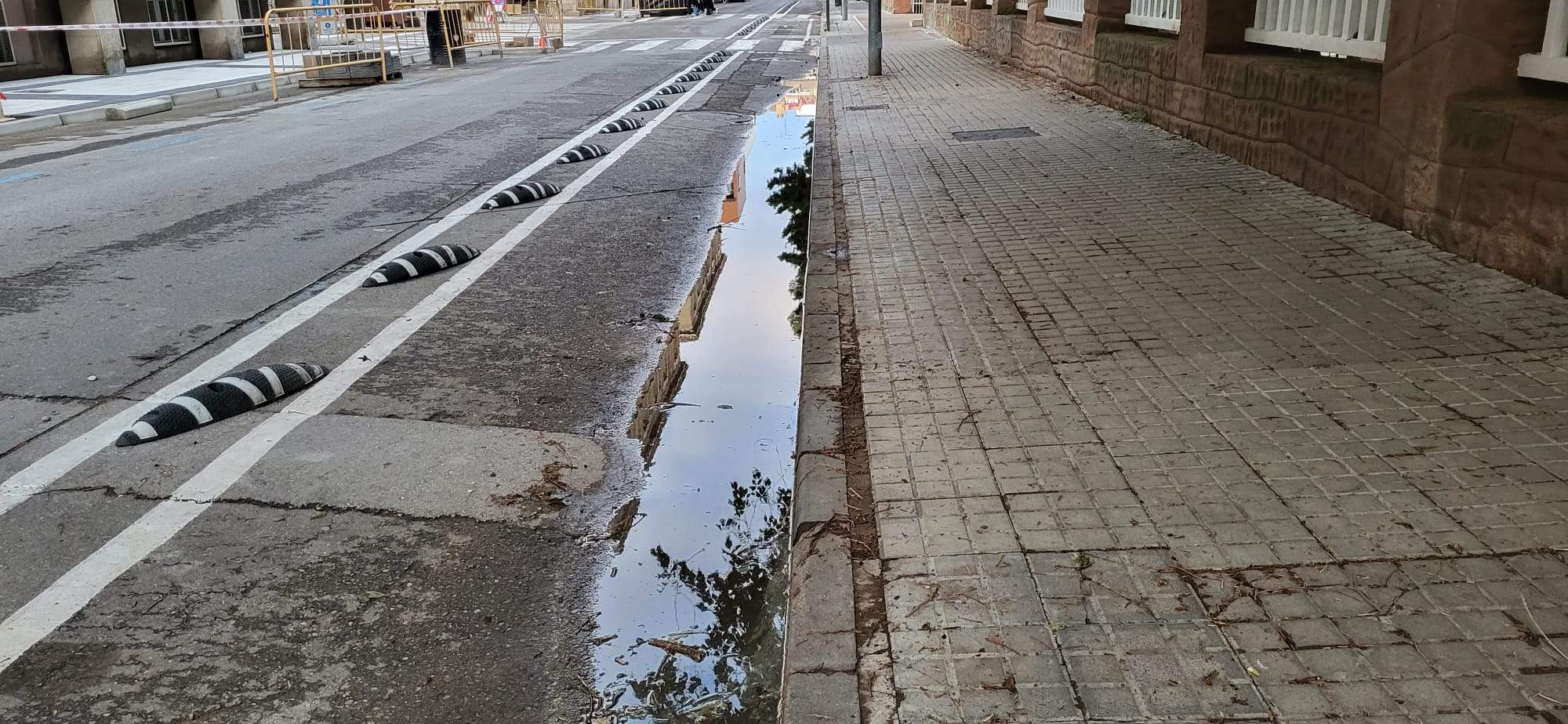 El firme en algún tramo del carril bici de la calle San Jorge está muy deteriorado.