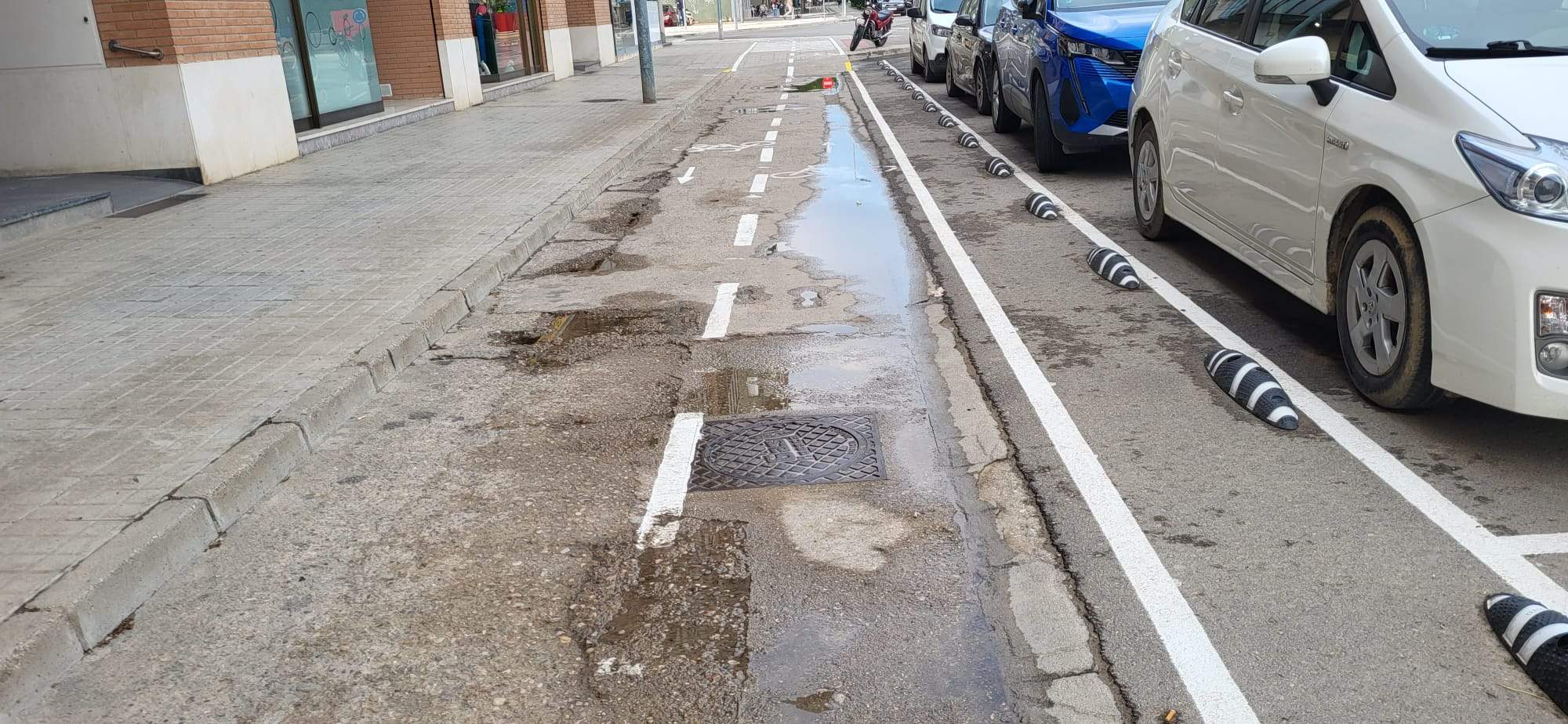 El firme en algún tramo del carril bici de la calle San Jorge está muy deteriorado.