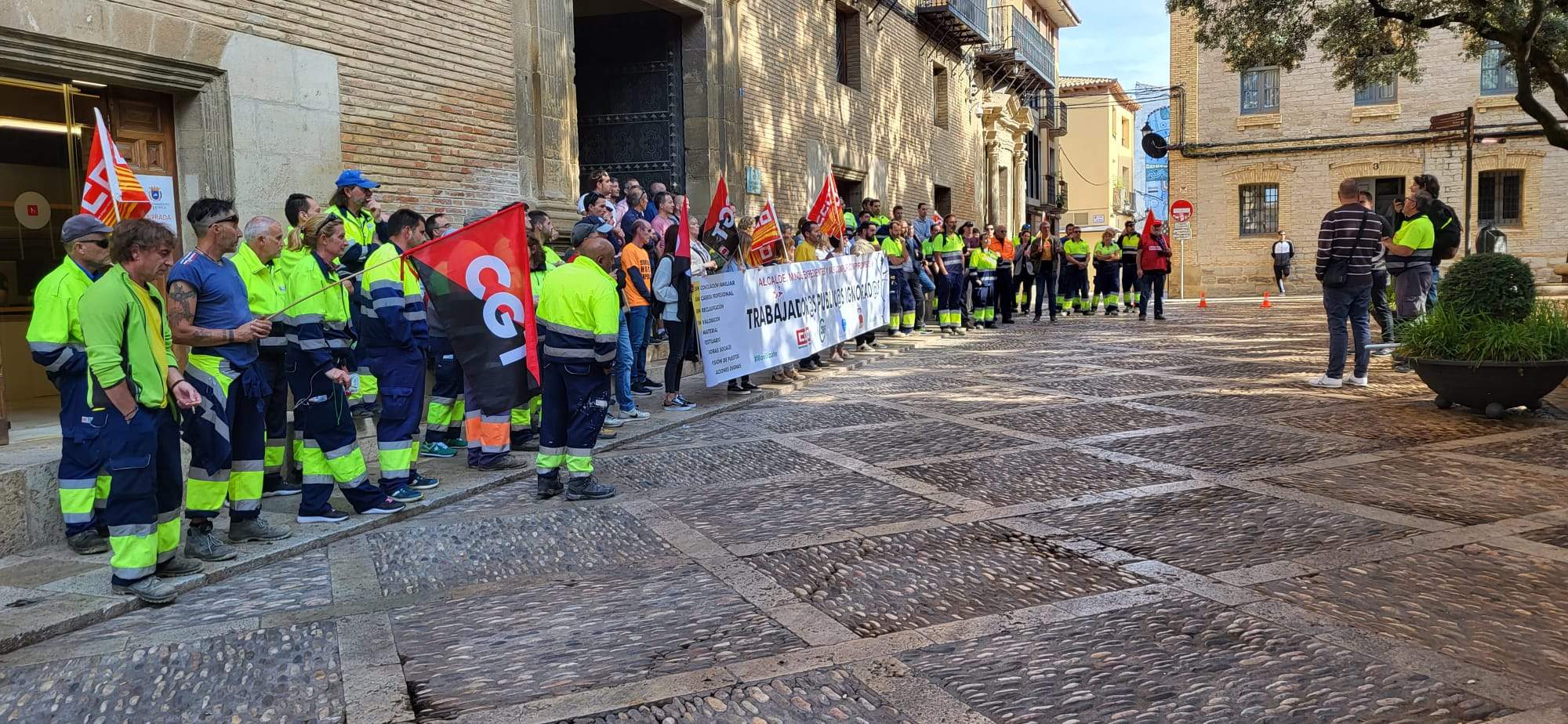 Trabajadores municipales mantienen la movilización con una concentración ante el Ayuntamiento de Huesca.