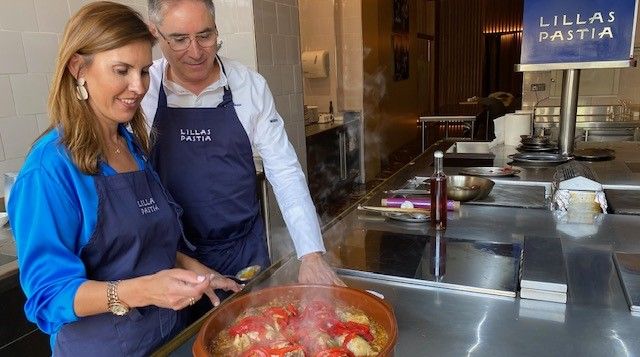 Jara Bernués cocina un pollo al chilindrón en el restaurante Lillas Pastia.