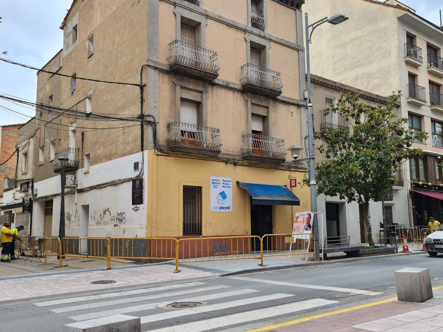 Edificio que ha sido desalojado con la zona acordonada para seguridad de los peatones.