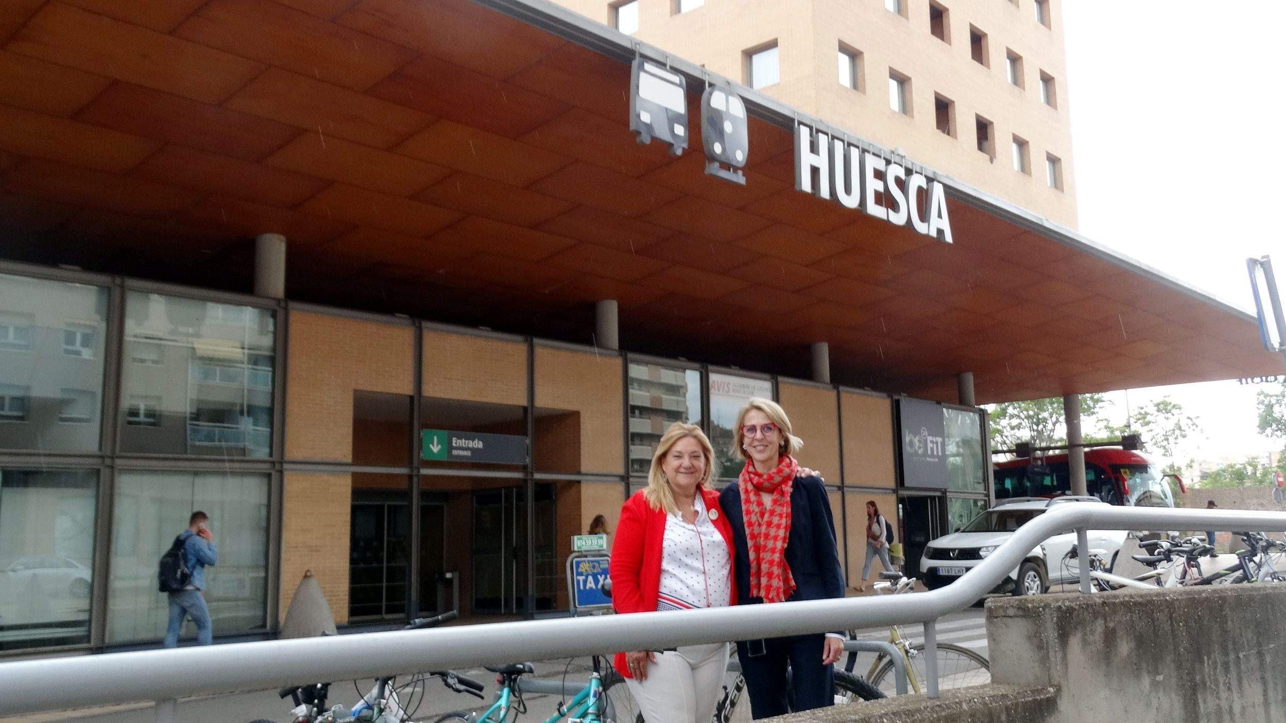 María Eugenia Gabás y Virginia Arellano en la Estación Intermodal.
