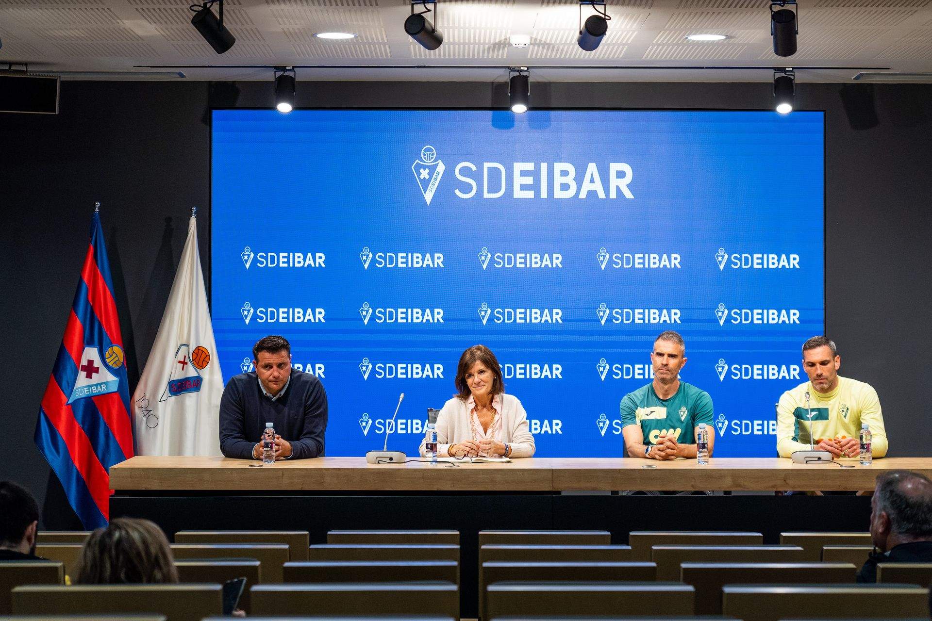 El Eibar ha hecho una comparecencia con todos sus estamentos para escenificar la unidad del club. Foto: SD Eibar