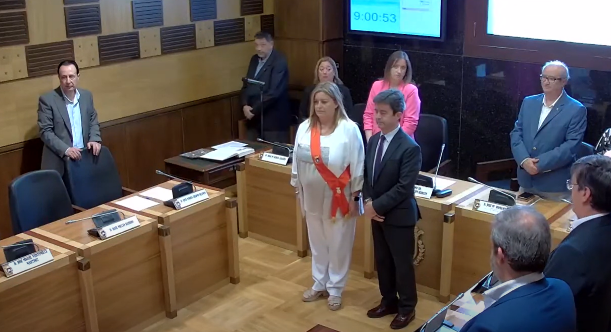 María José López Almazán junto al alcalde en su toma de posesión.