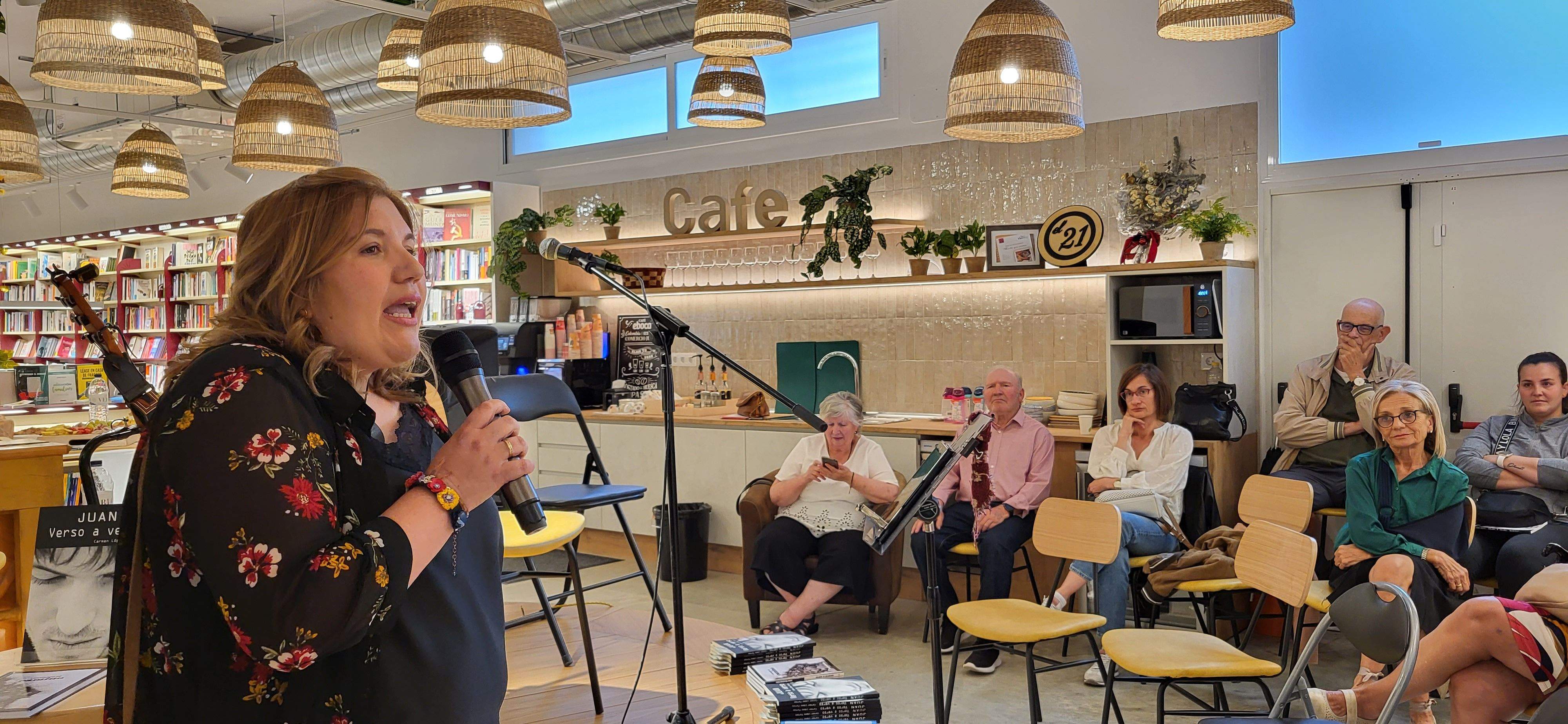 Presentación del libro "Juan, verso a verso" en Santos Ochoa. Foto Myriam Martínez