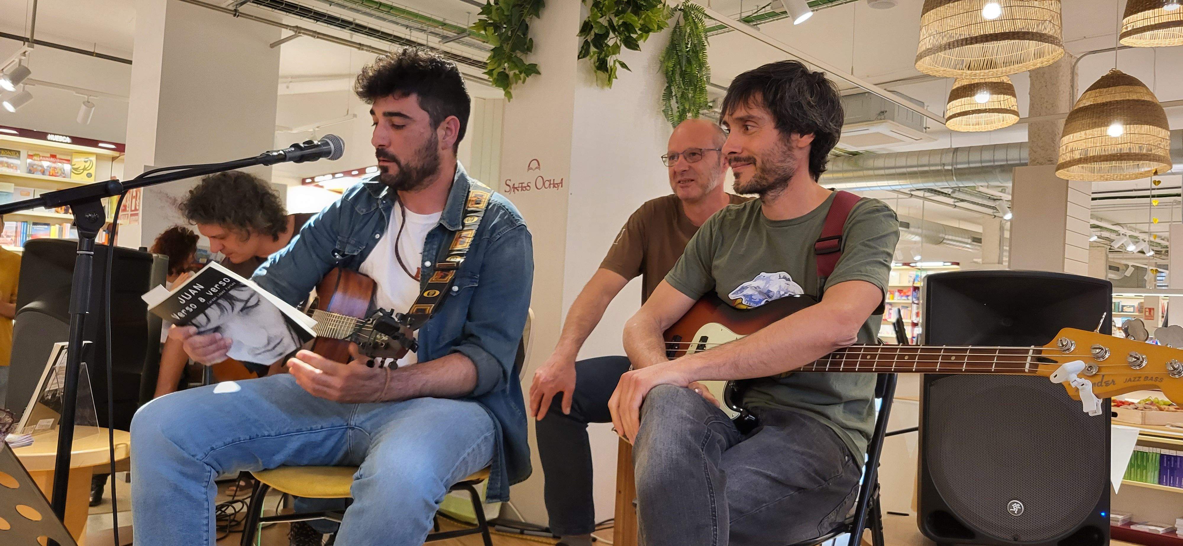 Presentación del libro "Juan, verso a verso" en Santos Ochoa. Foto Myriam Martínez