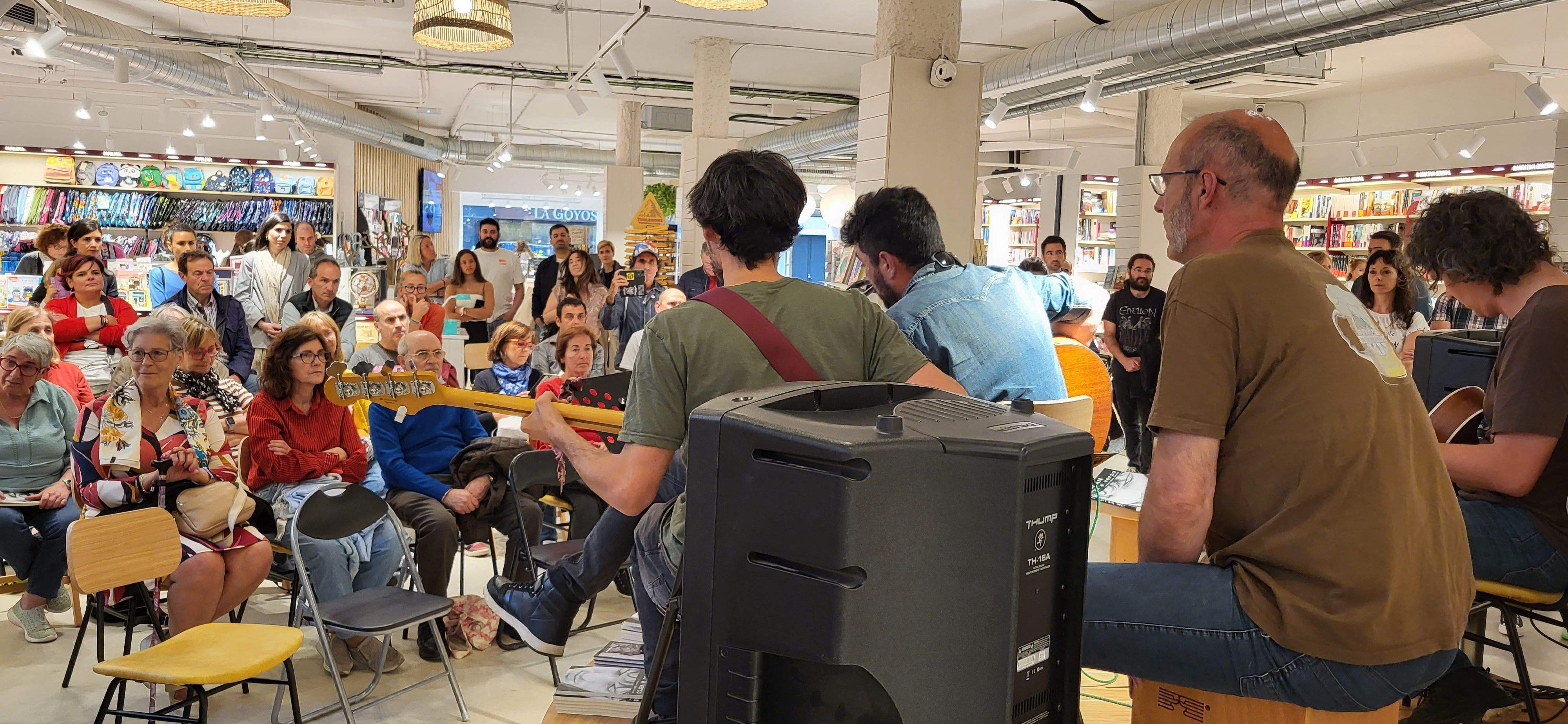 Presentación del libro "Juan, verso a verso" en Santos Ochoa. Foto Myriam Martínez