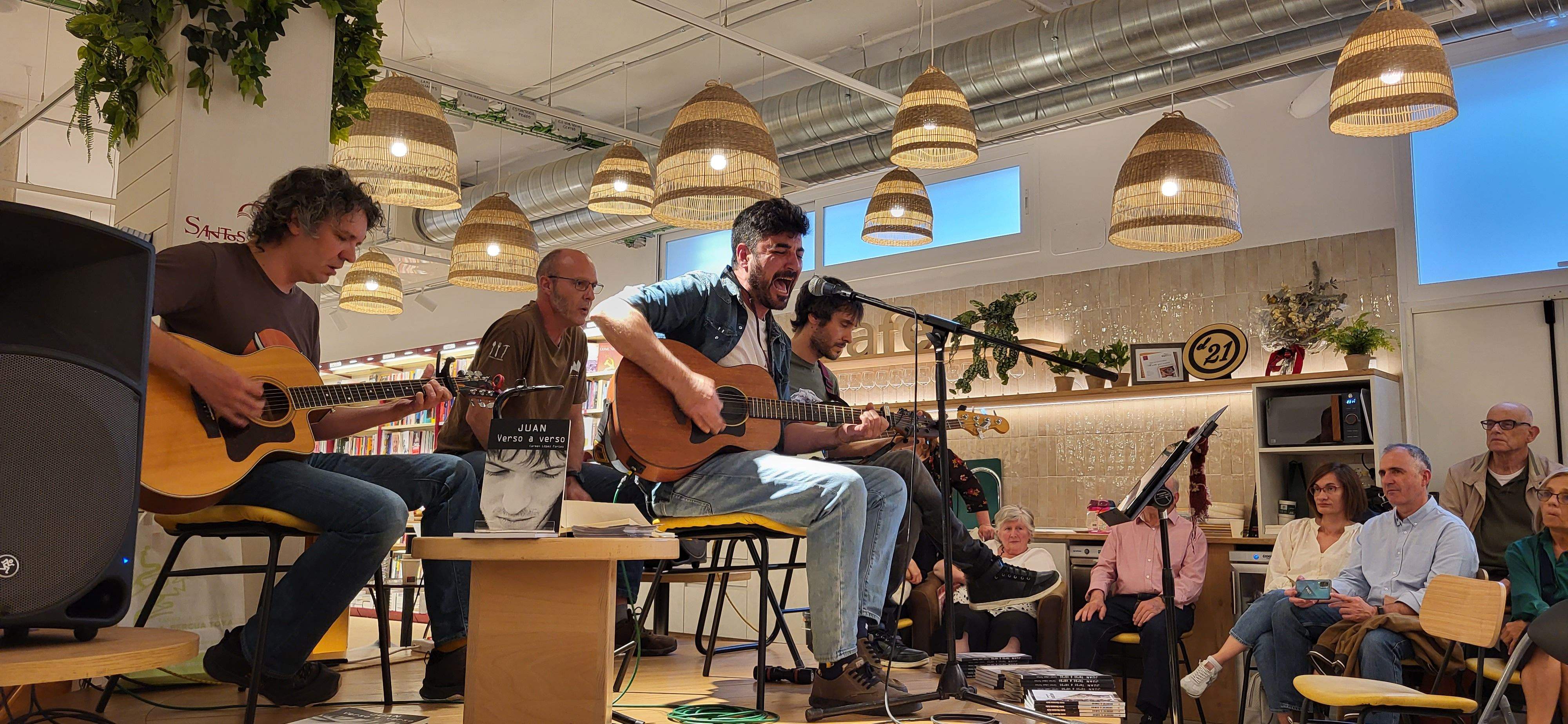 Presentación del libro "Juan, verso a verso" en Santos Ochoa. Foto Myriam Martínez