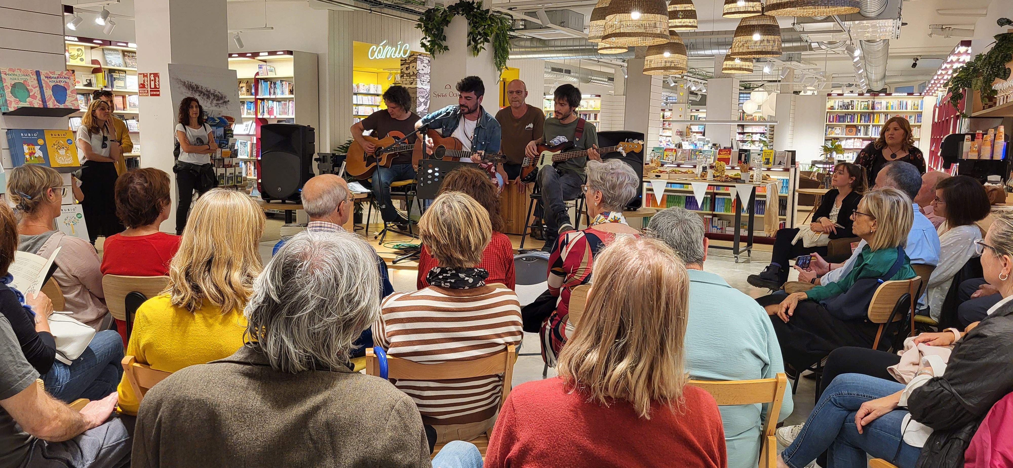 Presentación del libro "Juan, verso a verso" en Santos Ochoa. Foto Myriam Martínez