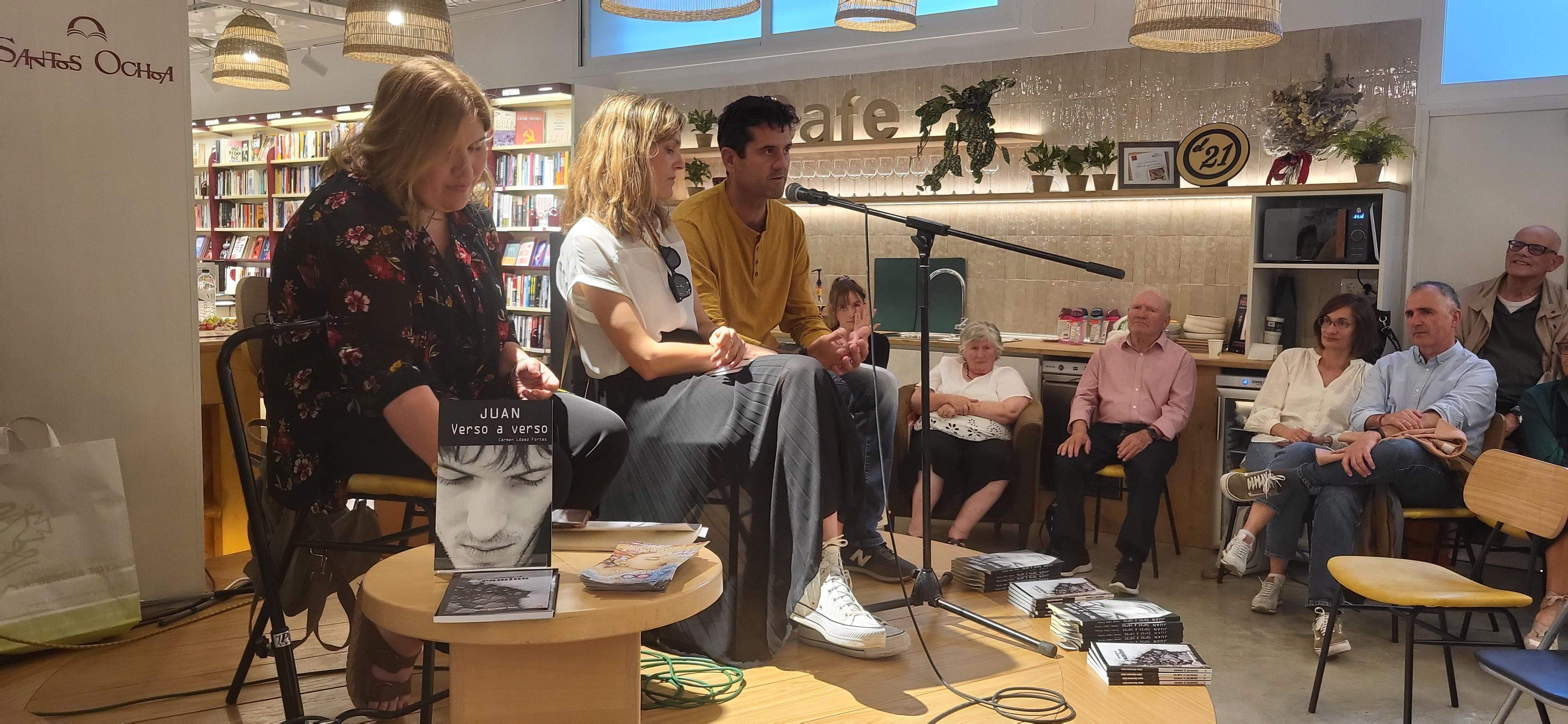 Presentación del libro "Juan, verso a verso" en Santos Ochoa. Foto Myriam Martínez