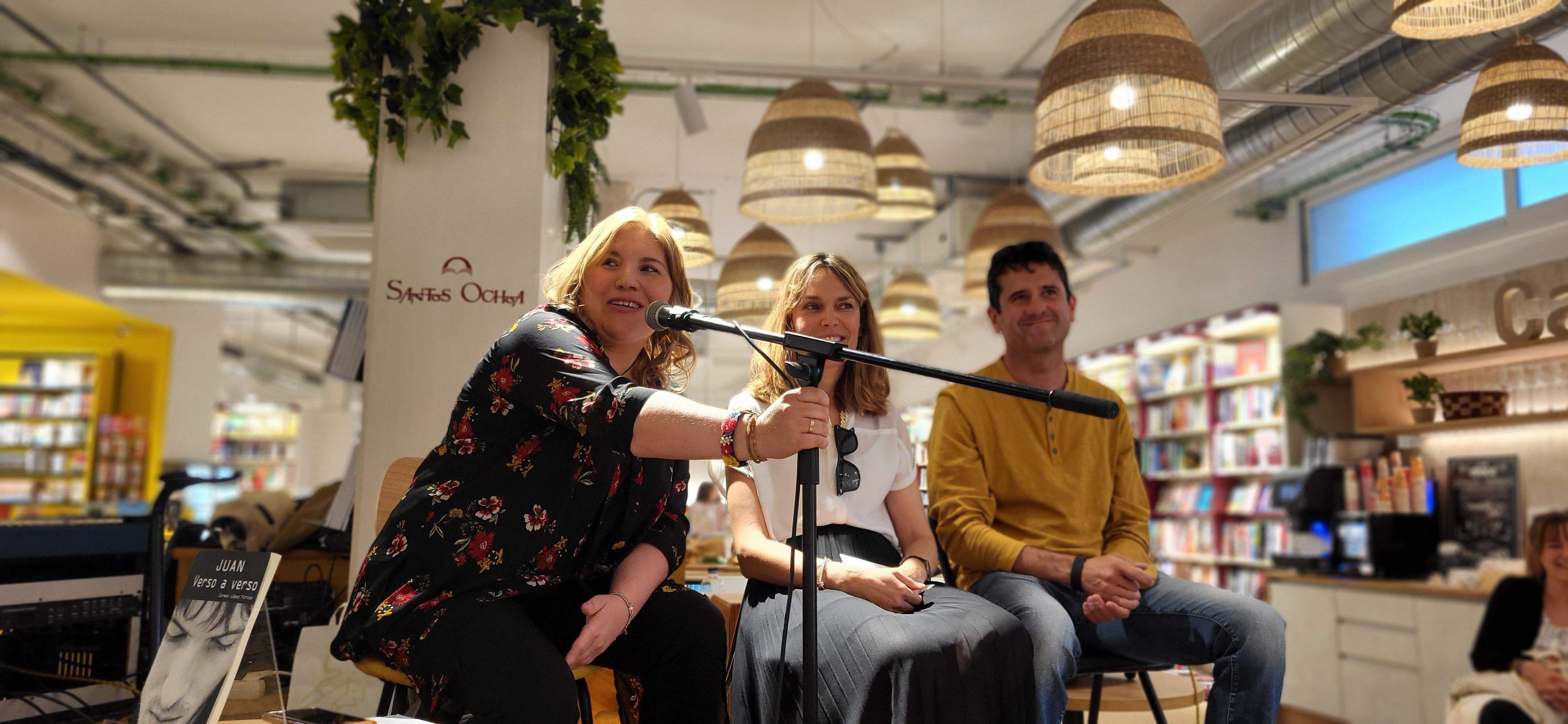 Presentación del libro "Juan, verso a verso" en Santos Ochoa. Foto Myriam Martínez
