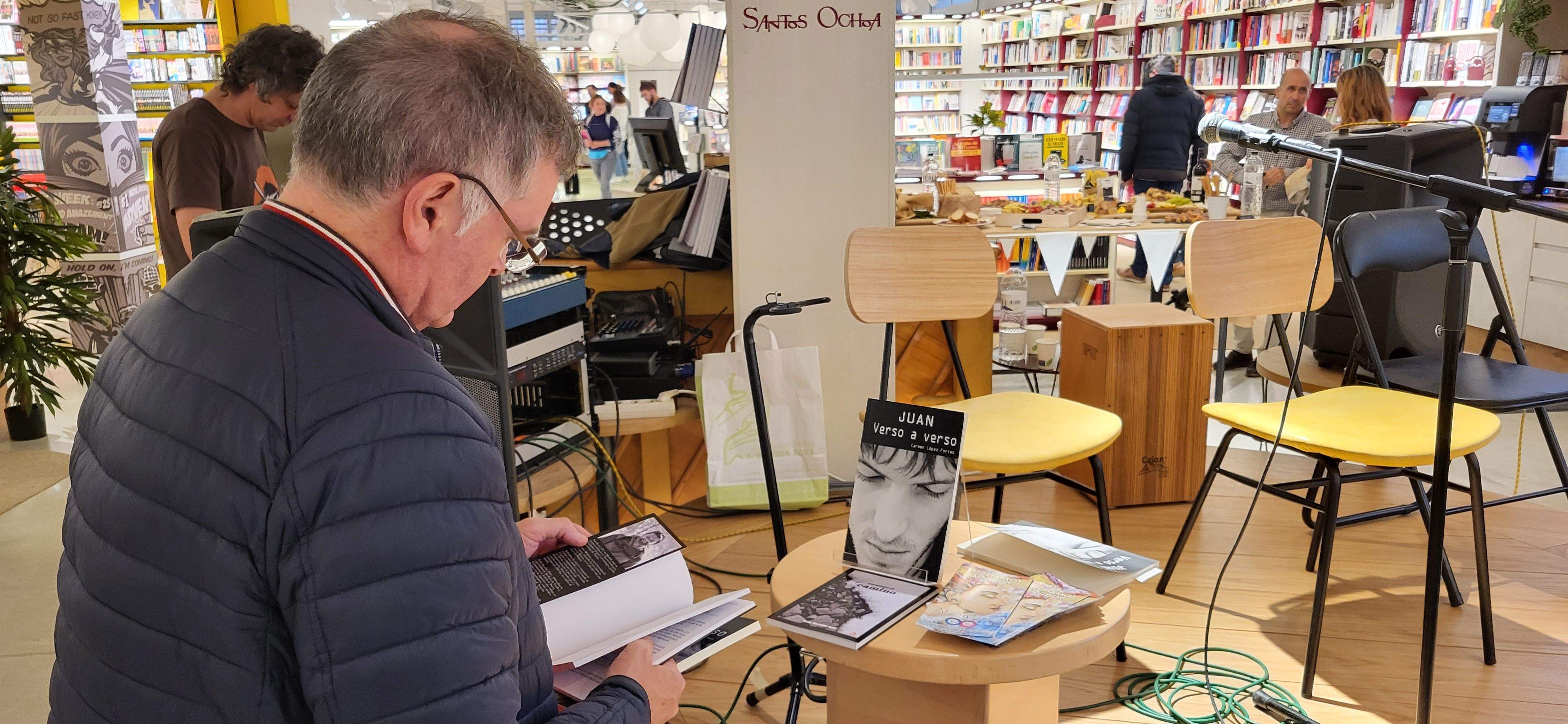Presentación del libro "Juan, verso a verso" en Santos Ochoa. Foto Myriam Martínez