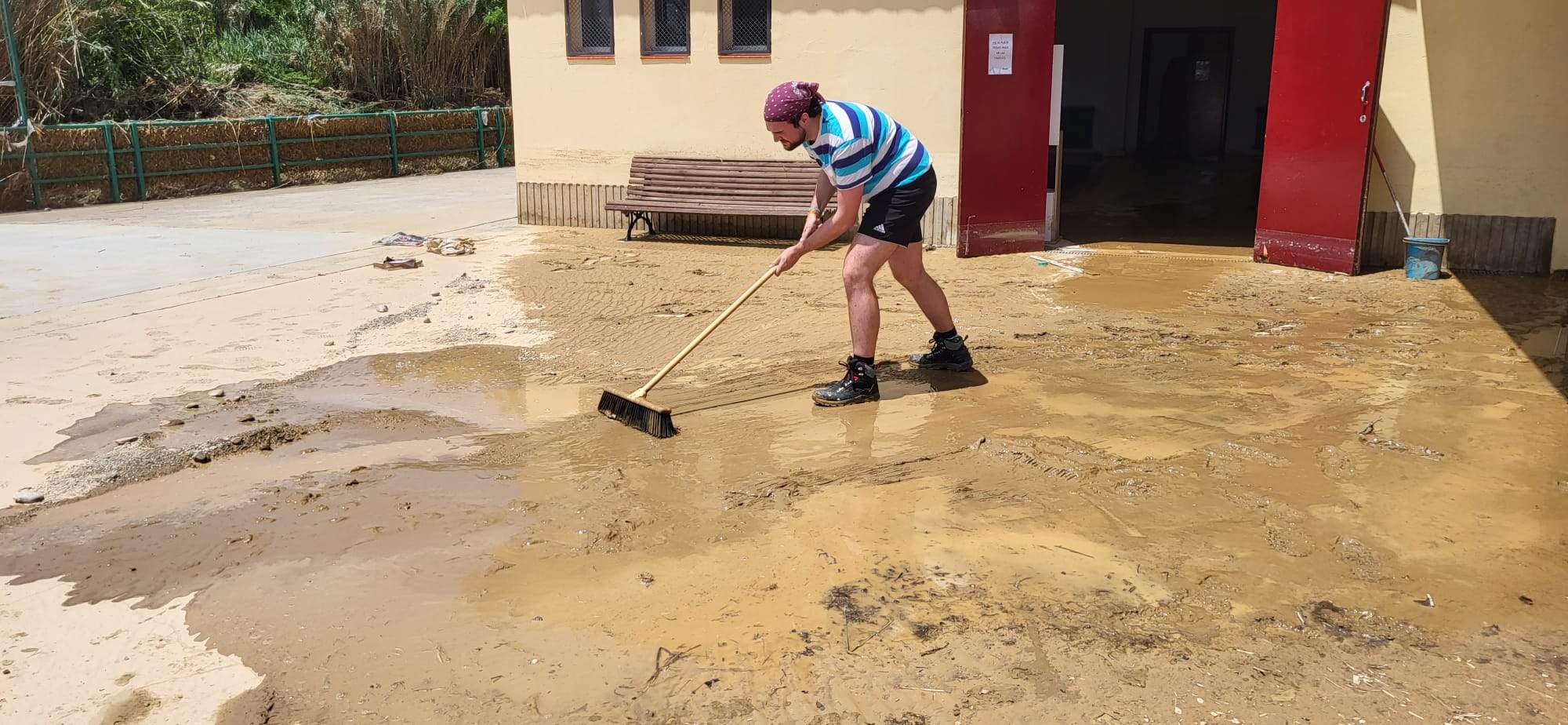 Adrián Zueras, limpiando el barro formado tras la tormenta. Foto Mercedes Manterola