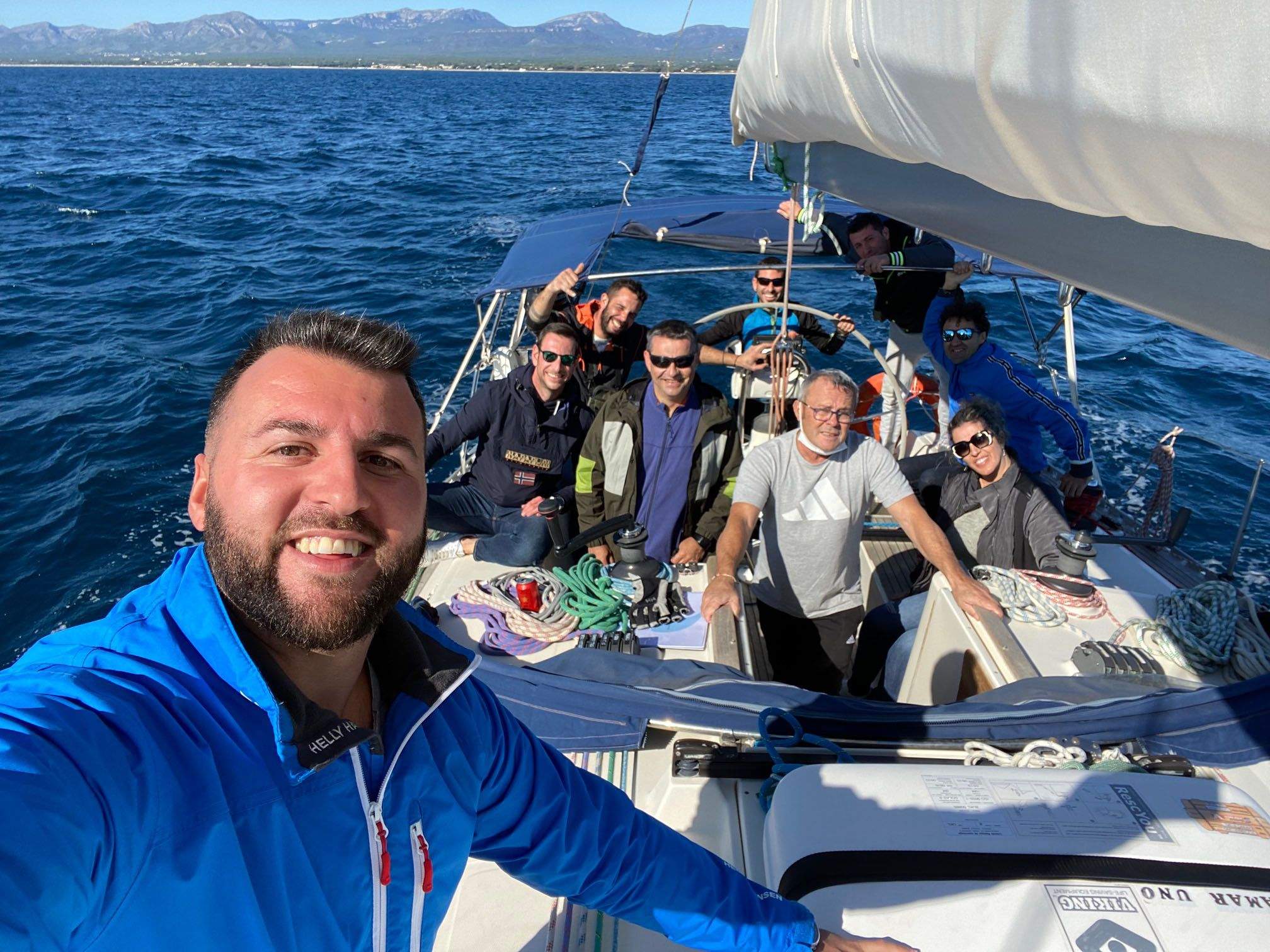 Antonio Gutiérrez, impartiendo una clase práctica. Huesca, el lugar perfecto para enseñar… a navegar en el mar