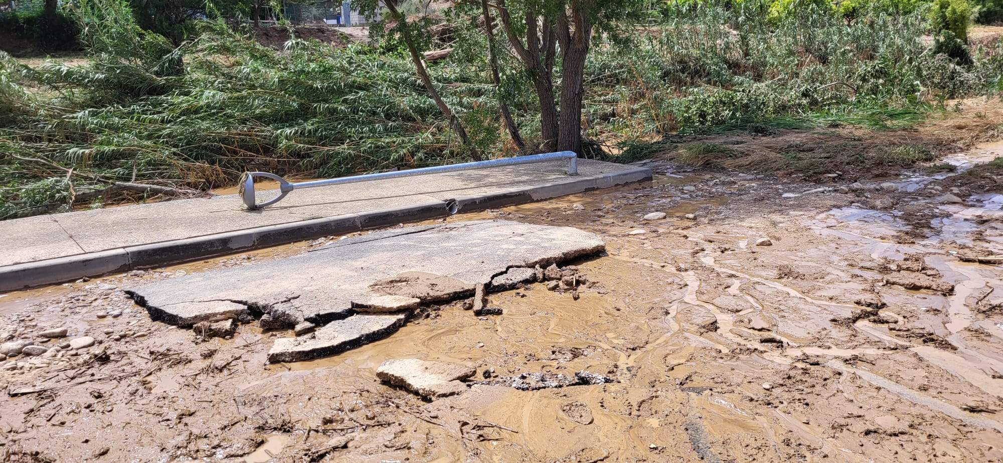 Tras la crecida del río en Pomar, toca restablecer la normalidad. Foto Mercedes Manterola